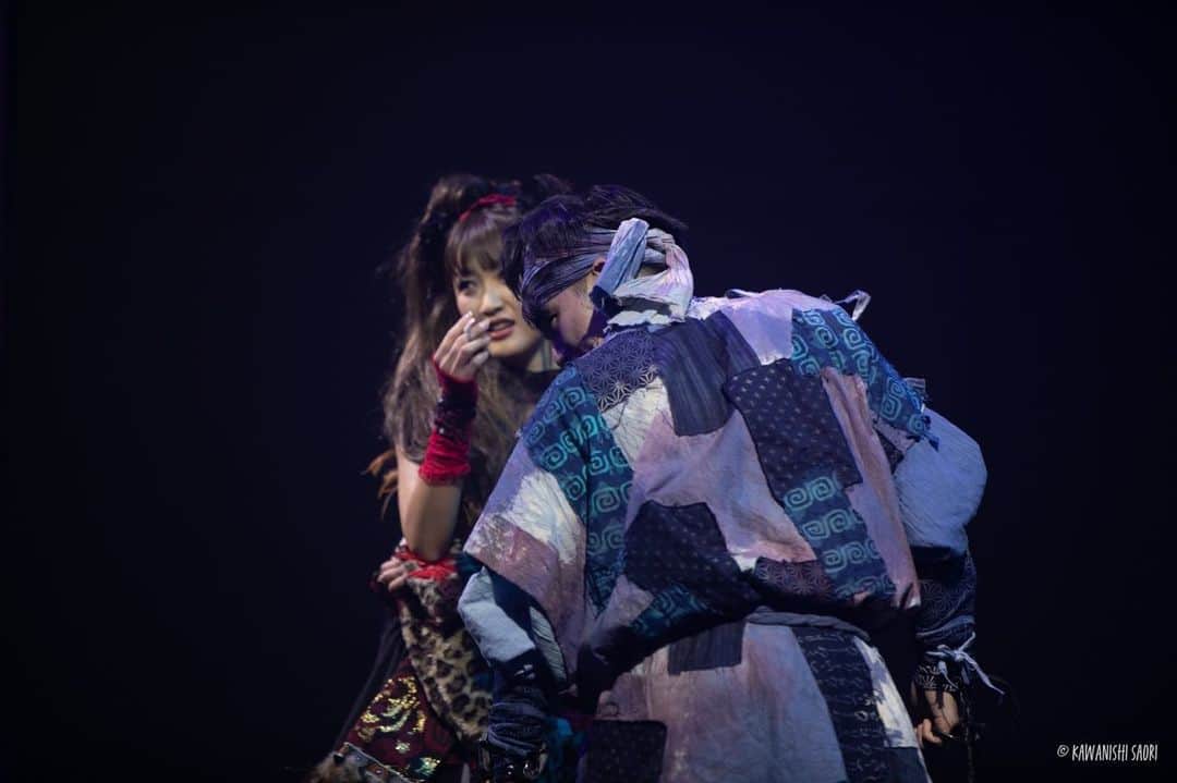 上枝恵美加さんのインスタグラム写真 - (上枝恵美加Instagram)「心がぎゅっとなるシーン達。 感情がぐんぐん動いて胸が苦しかったなぁ。  劇場にお越し頂けなかった方もお写真で楽しんで頂けますように。  台本も販売されていますので、良かったら合わせてご覧下さい☺️  私のブロマイドもあるよ！  #teatro #osaka #blacksmith」2月26日 21時43分 - emika_kamieda