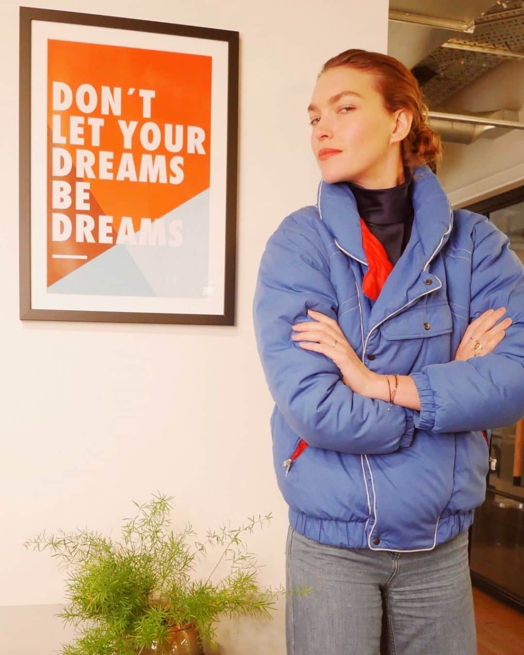 アリゾナ・ミューズのインスタグラム：「Second hand goodness @entremains 💙♥️」