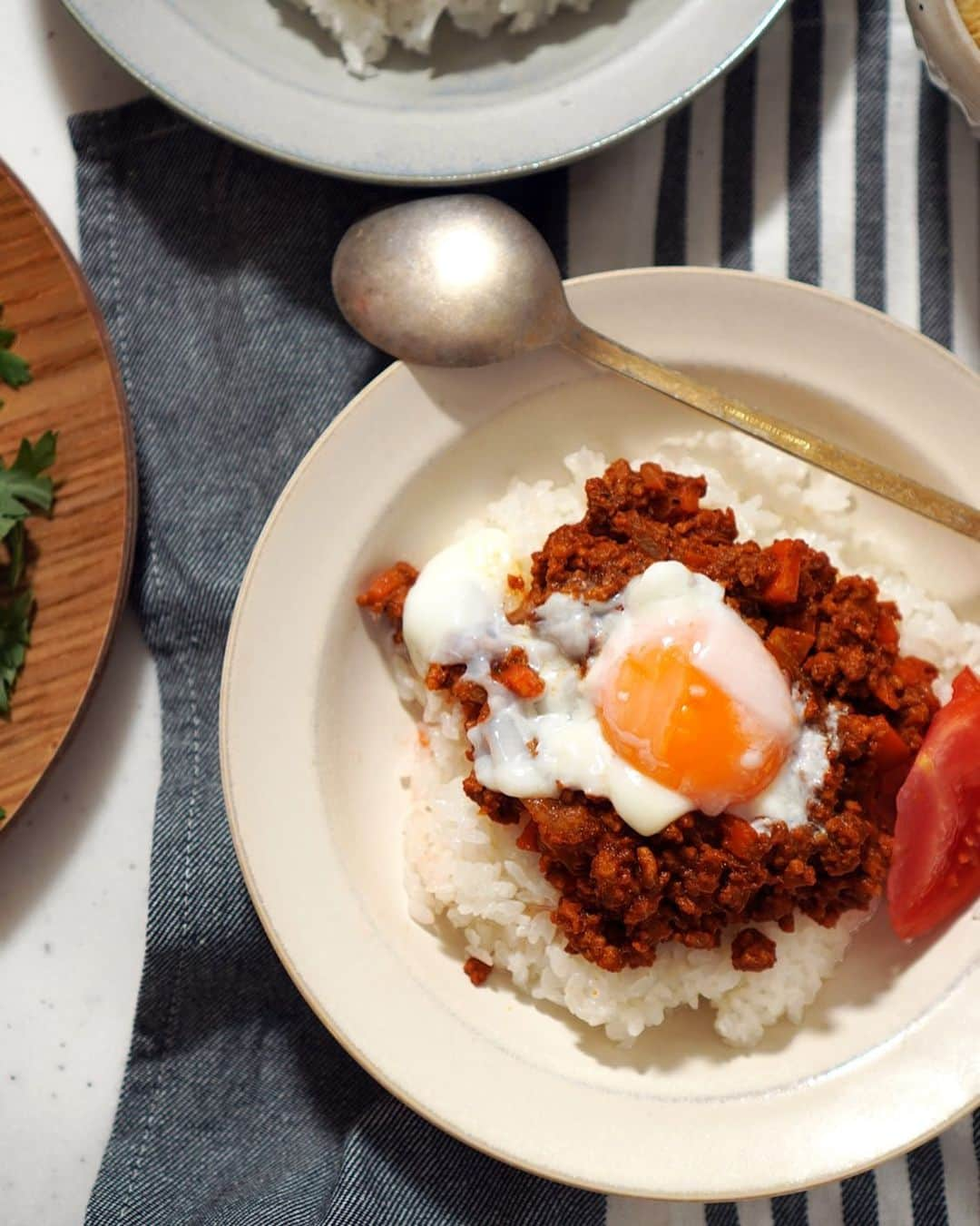 Akihiro Yoshidaのインスタグラム：「妻ご飯のキーマカレー  帰りが遅くなりました  話は脱線しますが  食事でお互い気をつけている事は、お互い帰りがいくら遅くなっても、帰ってきてから食材に火を入れています。あと作り置きもほぼしない(前日の作りすぎたおかずはチンしますけど)  はたからみると面倒だなぁと思われるかもしれませんが、お互いが自然と温かい出来立て・炊き立てのご飯を欲しているので🍚結婚してからずーっとこんな感じなので意外に面倒でもないんですよね  その分品数は多くつくりませんが  あと、炊飯器が壊れてからご飯は土鍋炊き。吸水もあるし手間がかかるんですが、上手く炊けた時が嬉しくて美味しくて炊飯器買わずに3年近くたつかな  とはいえ、そろそろ炊飯器も買おうかなぁーと。どこにしようか迷って、めちゃ高いし、まだ踏ん切りつかないけれど、そろそろ買い時かな👶  ■レシピ  レシピは聞いてません笑  step1️⃣. step2️⃣. step3️⃣.  #akihiroy#おうちごはん #おうち時間#カレー#キーマカレー#温泉たまご」