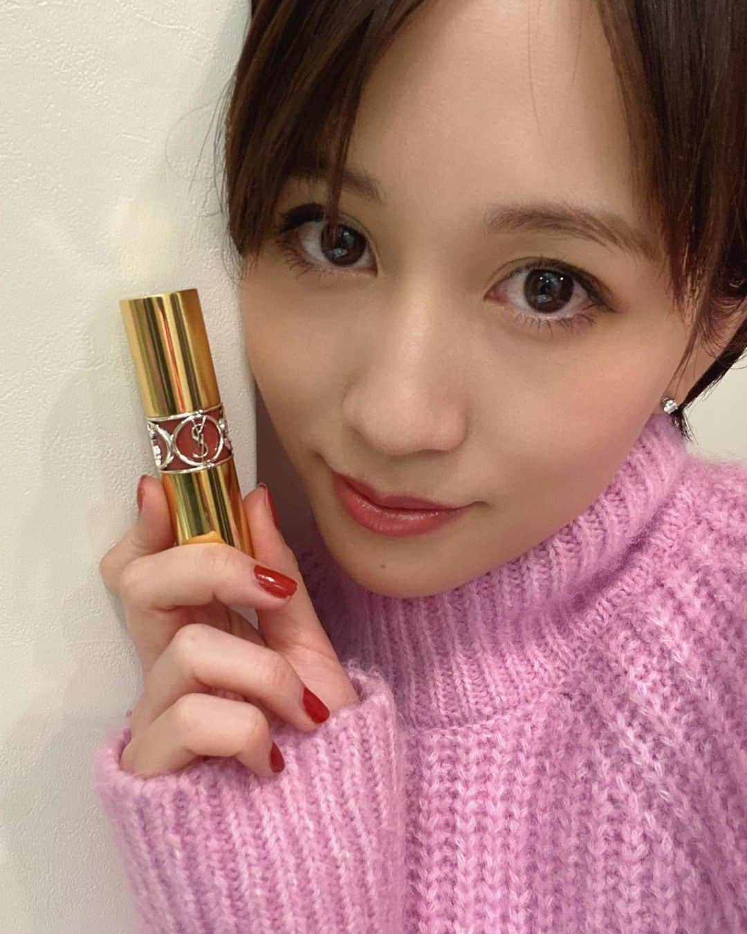 前田敦子さんのインスタグラム写真 - (前田敦子Instagram)「. YSLのアイコン#ルージュヴォリュプテシャイン💄 美容オイル65%配合なので リップクリームのような感覚で使えて、 塗った瞬間とろけるなめらかさがたまらないのと、 香りが本当にいいですよね。大好きです🌹 新色7色が登場したそうです👏 血色ブラウン系でスパイシーでかっこいい色ばかりですよ！ 私のお気に入りはNo.124です☺️ 気分でNo.123、No.121のラメ入りを重ね付けしたりしてます！  皆様は何色気分ですか？✨  @yslbeauty  #ルージュヴォリュプテシャイン #血色ブラウン #リップ #お気に入り #beauty @yslbeauty sponsord」2月26日 21時41分 - atsuko_maeda_official