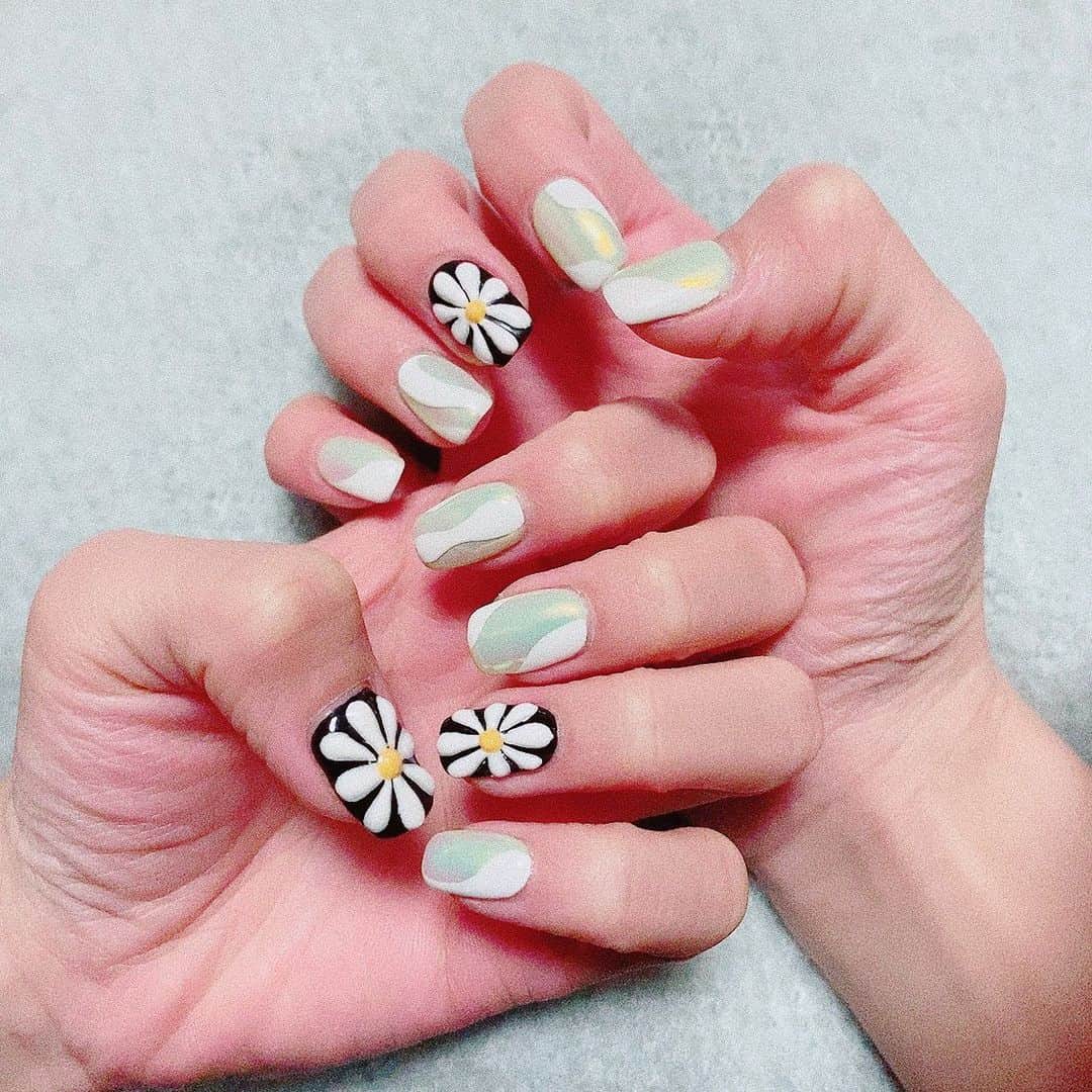 滝口成美のインスタグラム：「new nail可愛すぎる… これで今月もモチベ上げます🦜  わたしのおまーもりー お花マーガレット❁ ❁ ❁  #リルラリルハ　 #なさんねいる #ellegirluni」