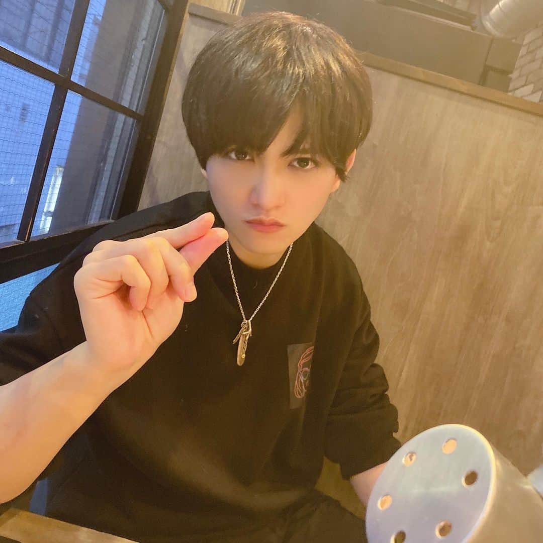 藤田富のインスタグラム：「お久しぶりです！ 時短営業でなかなか外食行けてないけど、少し前の休みの日に焼肉行きました！焼肉はやぱ焼肉屋ですよ。BBQも好きですけど。社会が落ち着いたらBBQしたいな〜って思います。家はベランダで軽くBBQ出来ちゃうのでホムパしたいな。  そして関係無いのですが、最近僕の緑は僕のラッキーカラーと言われました。誰に！？なんか人伝てで聞いたのですが緑らしいです。 アマゾンズも緑だし、人生で初めて撮影したシェイバーの広告も緑担当だったし。寒い冬はようやく終わります。大好きな春がきます‼️ そしていつもずっーとお世話になっている「MEN’S KIREIMO」さんの宣伝をさせてください！通い始めてかなり経つのですが、自宅お手入れの時間ほぼないです。毎朝の髭剃りも無いし。とっても楽ちん。千鳥のノブさんが「MEN’S KIREIMO」に通って人生変わったゆーてたけど、まさにそれです。男性も女性もぜひ脱毛試してみてください。 @KIREIMO_OFFICIAL #MENSKIREIMO #メンズキレイモ #メンズ脱毛 #脱毛 #KIREIMO #キレイモ」