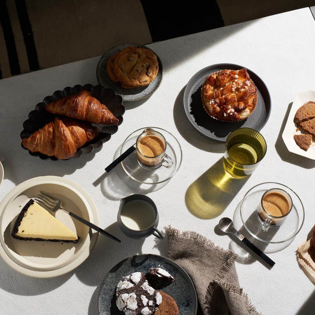 Nespressoのインスタグラム：「The final shot from @alice_gao's still life photography workshop on #NespressoEditions. ☕️ 📷    Follow along with our latest IGTV to see this still life come to life as Alice invites us into her creative world and shares her photography process and tips.   Capture your own still life posts and tag us @nespresso and #NespressoEditions. You may get a nod from @alice_gao herself.    #Nespresso #NespressoEditions #CoolCulture」