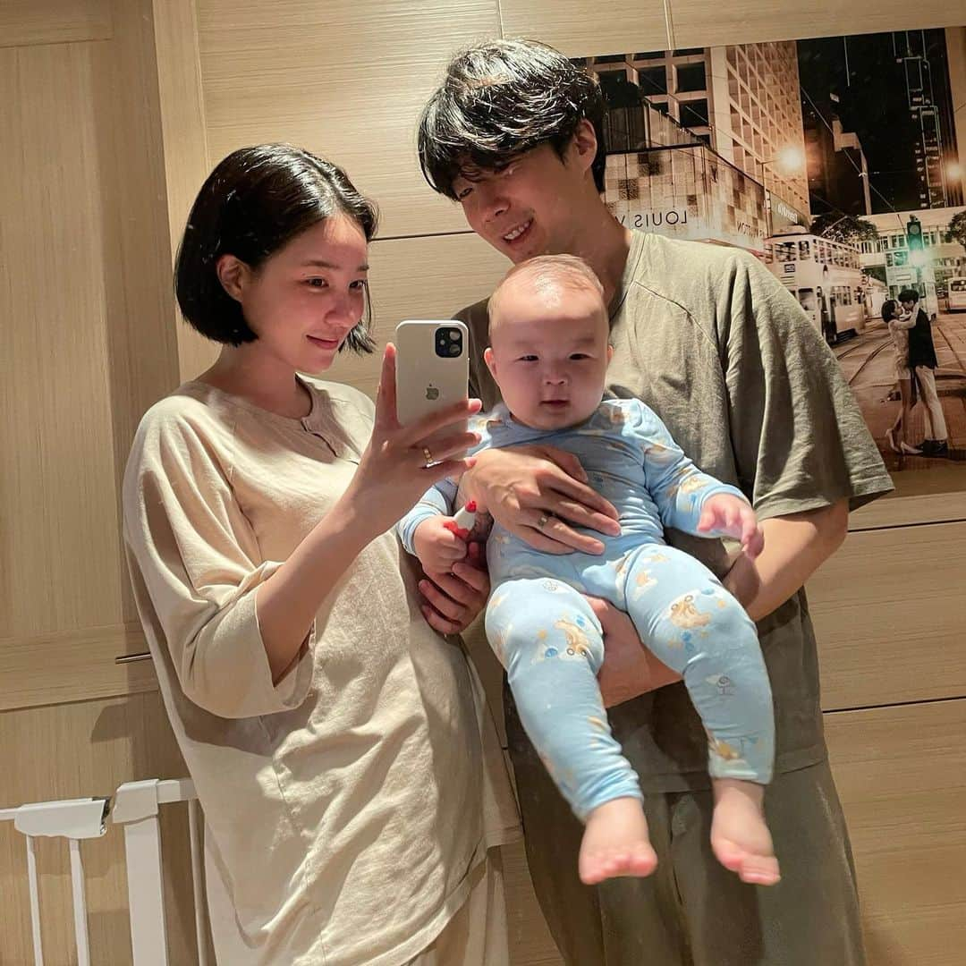 カン・ヘヨンさんのインスタグラム写真 - (カン・ヘヨンInstagram)「+220👶🏻💛 #가족사진 #쥐띠아기  폭!풍!성!장! 심빼꼼ㅋㅋㅋㅋㅋ」2月26日 21時48分 - mangdoo_noona