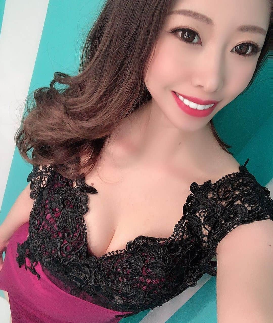月城すみれのインスタグラム：「出勤しました🌝💜💜 朝、更新した時には｢いい天気～｣なんて言ってたのも束の間。 夕方くらいから雪！雪！雪！吹雪❄ 春が来ると思ったのに…🥺 もう少し、冬とお付き合いですね⛄ . 店内あったまってます💛 凜で待ってるよー🧚‍♀️🌈🌈 . #月城すみれ #バルセロナ #バルセロナグループ #barcelona #ラウンジ凛 #キャバクラ #ニュークラブ #ホステス #飲み屋 #キャバ嬢 #シャンパン #北海道 #札幌 #さっぽろ #すすきの #ススキノ #歌舞伎町 #六本木 #北新地 #錦 #中洲 #可愛い #いいね返し #大人女子#可愛い女の子#美人#followme #likeforlikes #followforfollow」