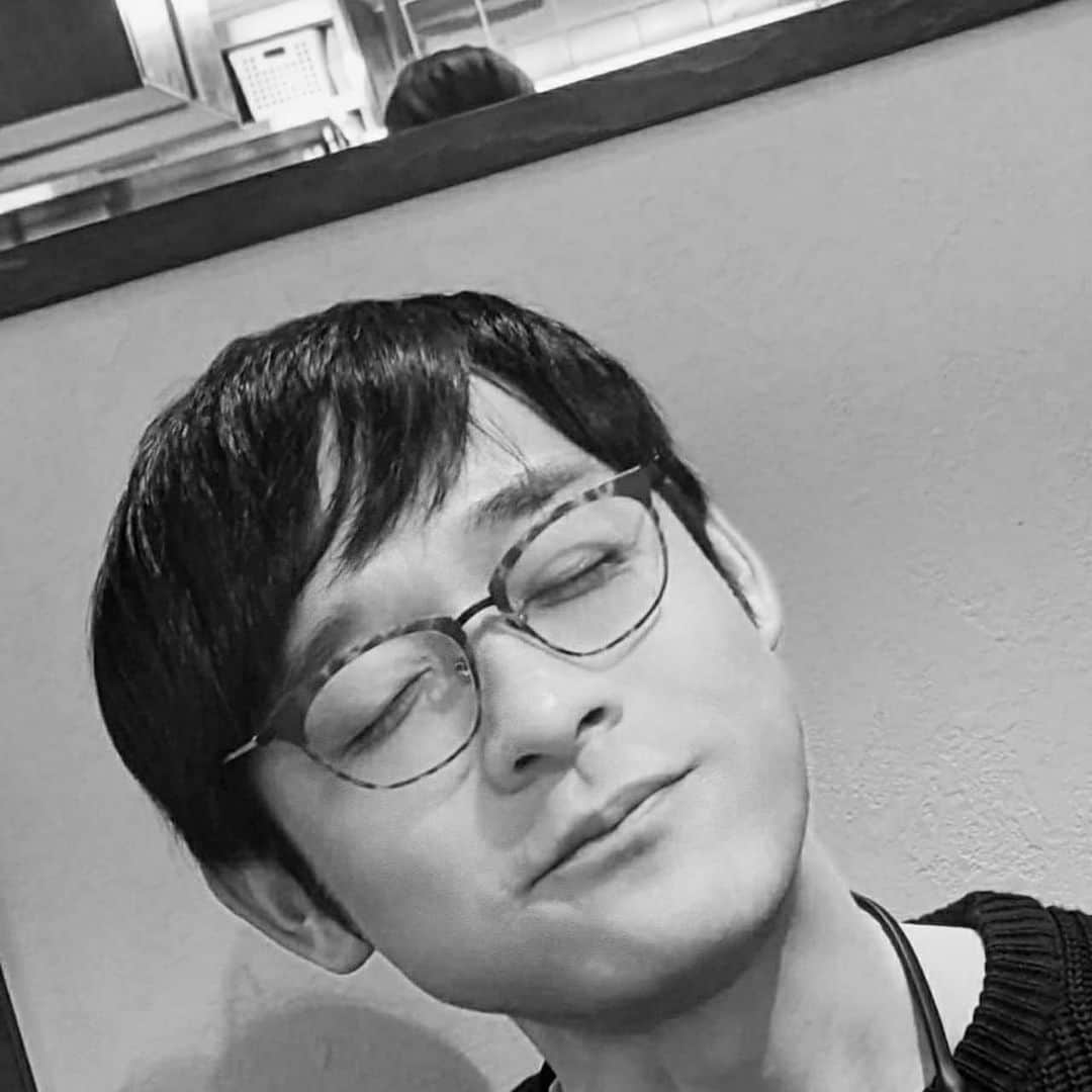 和泉宗兵のインスタグラム：「美味しいものを食べた。 そんな時の顔です。 美味しいもの食べたい。」