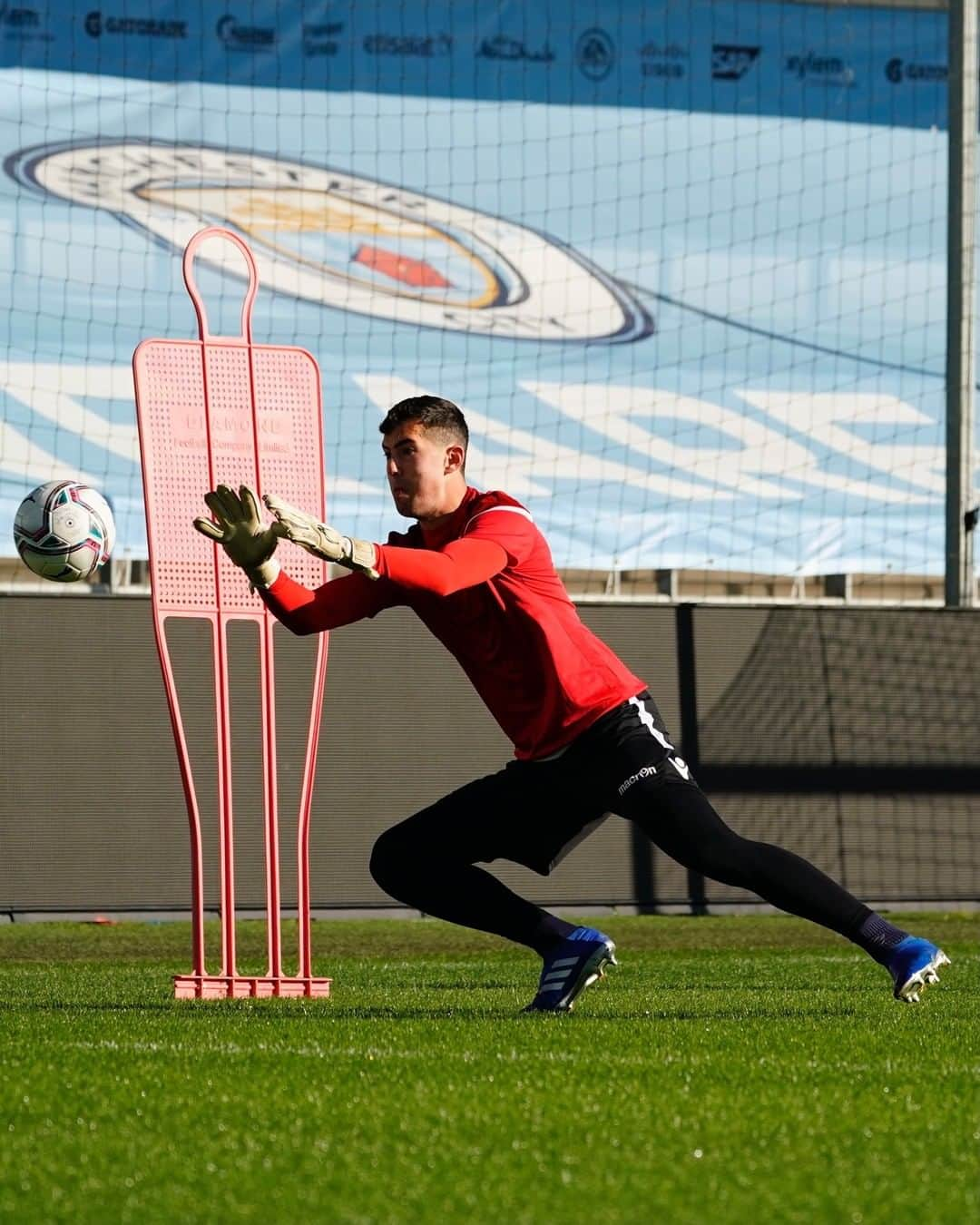 レアル・ソシエダさんのインスタグラム写真 - (レアル・ソシエダInstagram)「🤝 Thank you @mancity for lending us your facilities. It has been a pleasure training here!  #AurreraReala」2月26日 22時00分 - realsociedad