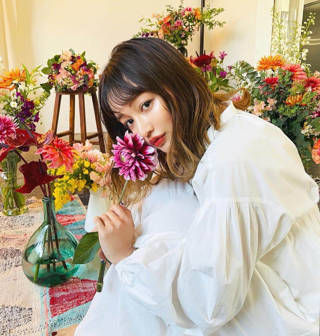 渡部麻衣さんのインスタグラム写真 - (渡部麻衣Instagram)「🌸🌹🌼🌷🌺💐﻿ ﻿ お花に囲まれた撮影 ☺︎﻿ ﻿ #こーゆー時に﻿ #撮っとかにゃ﻿」2月26日 22時00分 - mmaaiipp