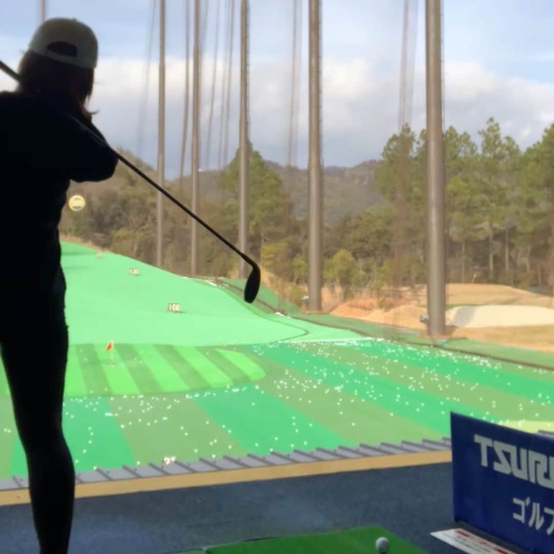 MII MAMAのインスタグラム：「. . . 久しぶりの打ちっぱなし⛳️ . 次の日、体中筋肉痛でした🤪ﾃﾍｯ ------------------------------------------ 🔎White Style mi mama 良かったらチャンネル登録お願いします🙇🏽‍♀️ #YouTube#ユーチューバー#主婦ユーチューバー#MIIMAMA##チャンネル登録お願いします#2児ママ#年子ママ#ホワイトインテリア#モノトーンインテリア#シンプルな暮らし#収納#ホワイト収納#イチナナ#イチナナライバー#専属ライバー#主婦ライバー」