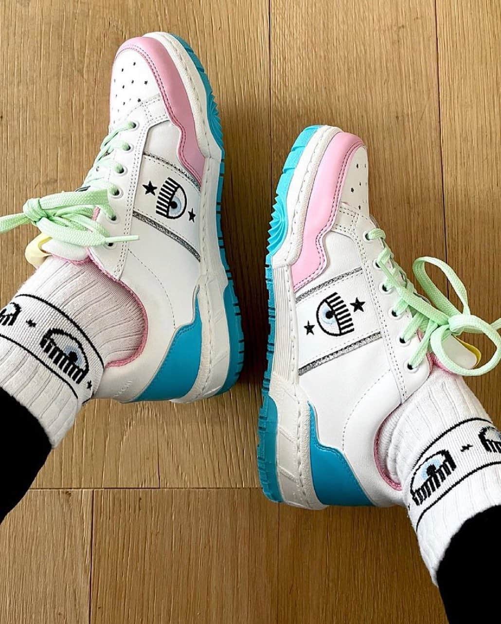 Blonde Saladさんのインスタグラム写真 - (Blonde SaladInstagram)「Chiara Ferragni officially enters the sneakers game with the new CF-1🍭 Clean lines and a pop soul make up what have been already declared the must-have sneakers of the season! Sold out in a few hours in all the 6 shades, the CF-1 will soon be restocked, get ready! 🤍 Have you already got yours? LINK IN BIO! #theblondesalad #chiaraferragni #cf1 #sneakerslover @chiaraferragnibrand @chiaraferragni」2月26日 21時57分 - theblondesalad