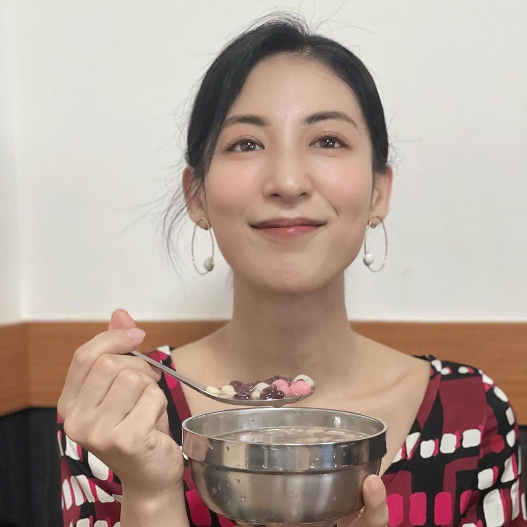 大久保麻梨子さんのインスタグラム写真 - (大久保麻梨子Instagram)「在超市超商賣光光根本買不到的湯圓 逛夜市排隊大排長龍終於吃到了！oh,yeah! 祝大家元宵節快樂🏮  今日は旧暦の小正月。 小さなお餅、湯圓（タンユエン)をいただきます。 うっかり事前に買うのを忘れて当日スーパー、コンビニでは売り切れでした。 ダメもとで夜市にある専門店へ。並んだけれど、無事湯圓にありつけました。めでたし。 #湯圓 #元宵節 #元宵節快樂 #快樂」2月26日 21時58分 - marilog0907