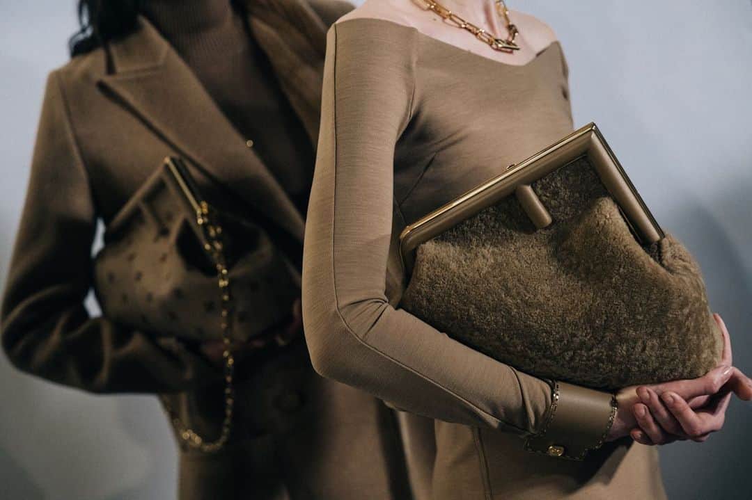 Fendiのインスタグラム：「Timeless camel tones and softly tailored silhouettes, as seen on the #FendiFW21 women’s runway. Discover @MrKimJones’ first ready to wear collection for #Fendi at the link in bio.  Artistic Director of Couture and Womenswear Collections: @MrKimJones Artistic Director of Accessories and Menswear Collections: @SilviaVenturiniFendi Jewellery Creative Director: @delfinadelettrez  Styling: @themelanieward Hair: @guidopalau Makeup: @peterphilipsmakeup Nails: @beautick_official Casting: @shelleydurkancasting」