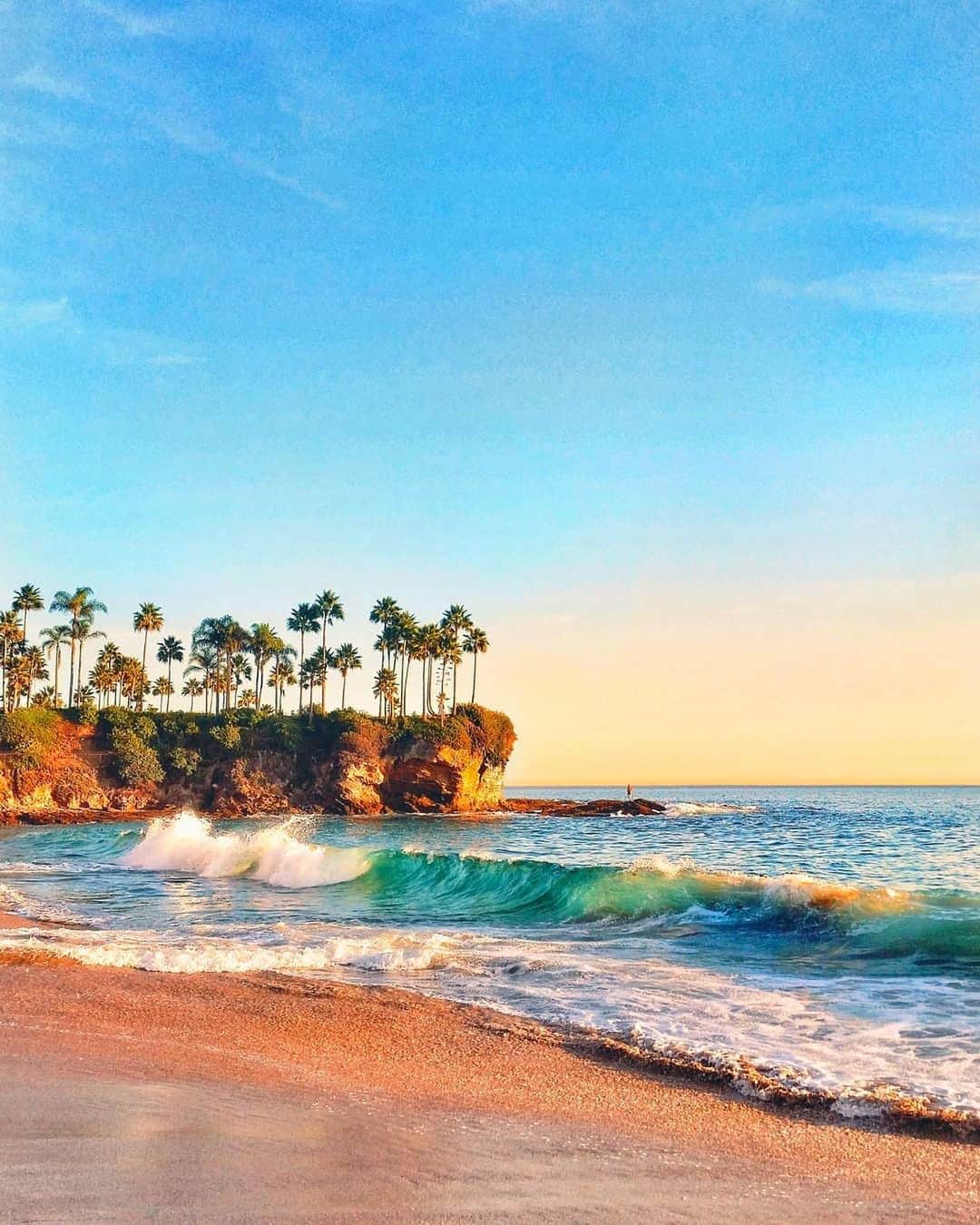 instagoodのインスタグラム：「Hi everyone! I'm Taylor @wanderingwild_  and I'm honored to share with you a few of my favorite photos I've captured for today's #takeover of @instagood Come follow along with me as I give you a daily dose of California vibes! 🌴  This first photo is a personal favorite of mine taken from Laguna Beach, California. This was shot mid-winter and still had this invincible summer feel to it that I was obsessed with. The curl of the waves with the light flooding through will forever be a favorite view of mine. 🌞」