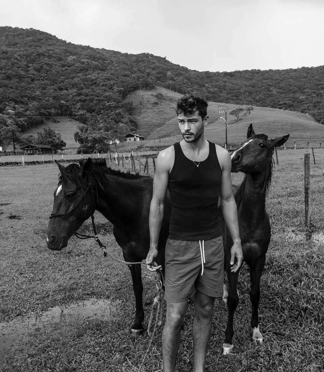 フランシスコ･ラチョースキーのインスタグラム：「Tiny horse or big person?」