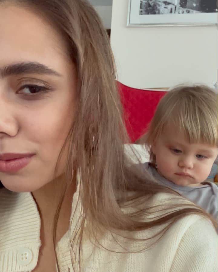 マルガリータ・マムンのインスタグラム：「Вот какое видео нашла)  с моим маленьким личным стилистом! With my personal stylist! ♥️」
