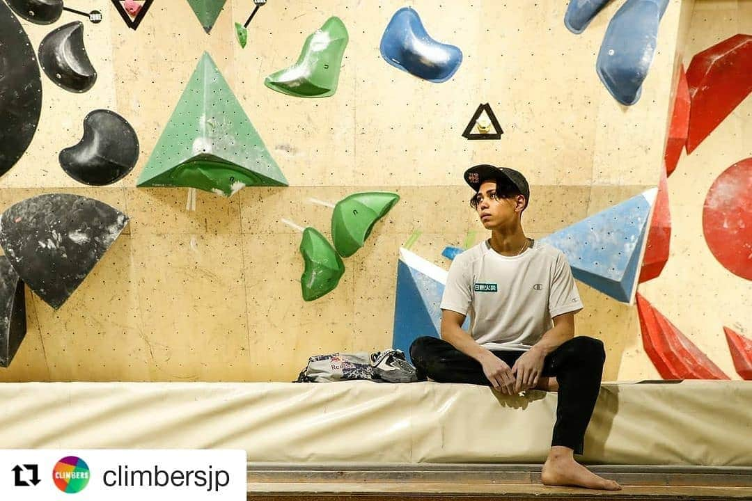 原田海のインスタグラム：「ウェブでも見れるようになりました👇👇 #Repost @climbersjp (@get_repost) ・・・ #Interview with @kai_hrd  【東京五輪 代表内定インタビュー】 原田海　不安からの再出発。みんなのために、登る  1月末発行のフリーマガジン『KAI HARADA SPECIAL ISSUE edited by CLIMBERS』に収録した原田海選手のロングインタビューをWEBサイトで公開しました。  コンバインド種目で日本人2位の成績を残した2019年の世界選手権から、東京五輪代表内定まで1年と4カ月。不安を抱えて過ごした日々を経て、21歳のクライマーは思いを新たにオリンピックの舞台に臨む。  ――東京五輪代表の正式内定、おめでとうございます。まずは今の心境から教えてください。 「ありがとうございます。決まったことよりも、結果が出たことにすごくホッとしています。正式内定から10日ほどが経った今は、お祝いのメッセージなども落ち着いて、『頑張ろう』と気持ちを切り替え始めたくらいです」  ――決定直後にはご自身のインスタグラムに、代表権を争った選手を気遣うようなコメントも投稿されていました。彼らとは何か言葉を交わしましたか？ 「（藤井）快さんからは連絡が来て、『おめでとう』『頑張って』と言っていただきました。『快さんたちの分まで頑張ります』と返信しました」  ――五輪代表選考に関しては、JMSCA（日本山岳・スポーツクライミング協会）とIFSC（国際スポーツクライミング連盟）で意見の対立がありました。当事者として今回の件を振り返ると？……  ※インタビュー全文はプロフィール👉 @climbersjp 記載リンクの公式サイトから  photos by @tallers_photopress ——————————————— #CLIMBERS #climbing #sportclimbing #leadclimbing #bouldering #speedclimbing #combinedclimbing #tokyo2020 #olympics #olympian #ClimbToTkyo #KaiHarada #クライマーズ #特別号 #フリーマガジン #原田海 #インタビュー #スポーツクライミング #ボルダリング #東京五輪 #東京2020」