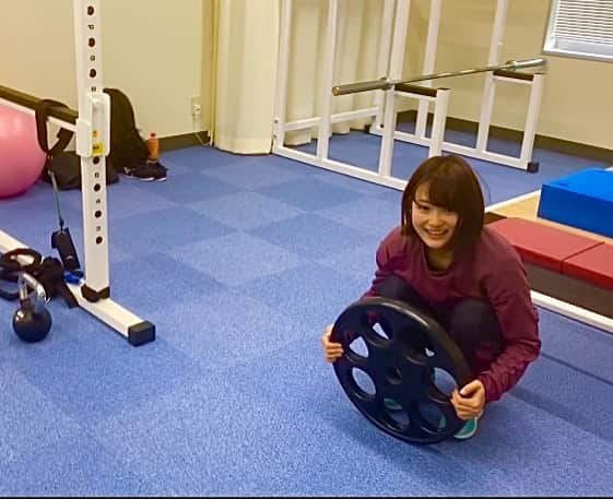 山中日菜美さんのインスタグラム写真 - (山中日菜美Instagram)「え、そんな嬉しそうに持つ？🤔  #20kg」2月26日 22時08分 - hnm__n