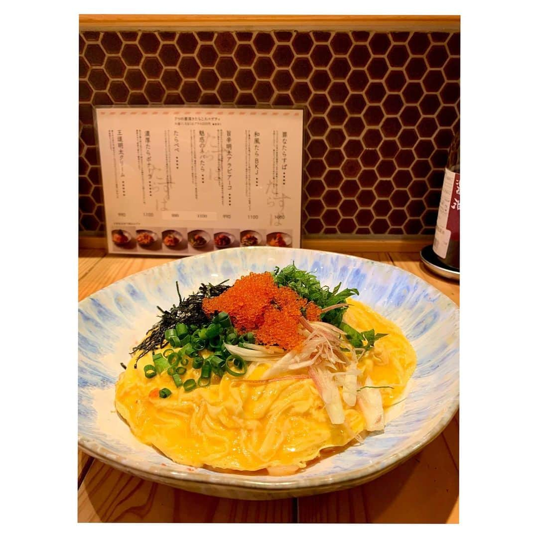 佐竹桃華さんのインスタグラム写真 - (佐竹桃華Instagram)「・ #罪なたらすぱ ・ 明太クリームパスタの上に　 半熟オムレツとか美味しくない訳がない！！！ しかも海苔とネギが合うのはもちろん… とびっ子のプチプチ感と ミョウガのシャキシャキ感も凄く合うの♡♡ ・ あとね！粉チーズが置いあるんだけど、 より濃厚になってこれまた美味しいんだ〜〜〜 麺も普通のパスタとは違うんだけど、 モチモチしててソースとよく絡むから一瞬で無くなったよ✌︎✌︎ ・ たらこクリームパスタ好きなら絶対行くべし！！！ っと、食べ物の事になると ついつい喋りすぎちゃうからこの辺で☺︎ ・ ・ ・ #たべものぐらむ#食べ物記録 #明太クリームパスタ#半熟オムレツ #トッピング#絶対するべし #食べる事が生き甲斐です」2月26日 22時18分 - momokasatake