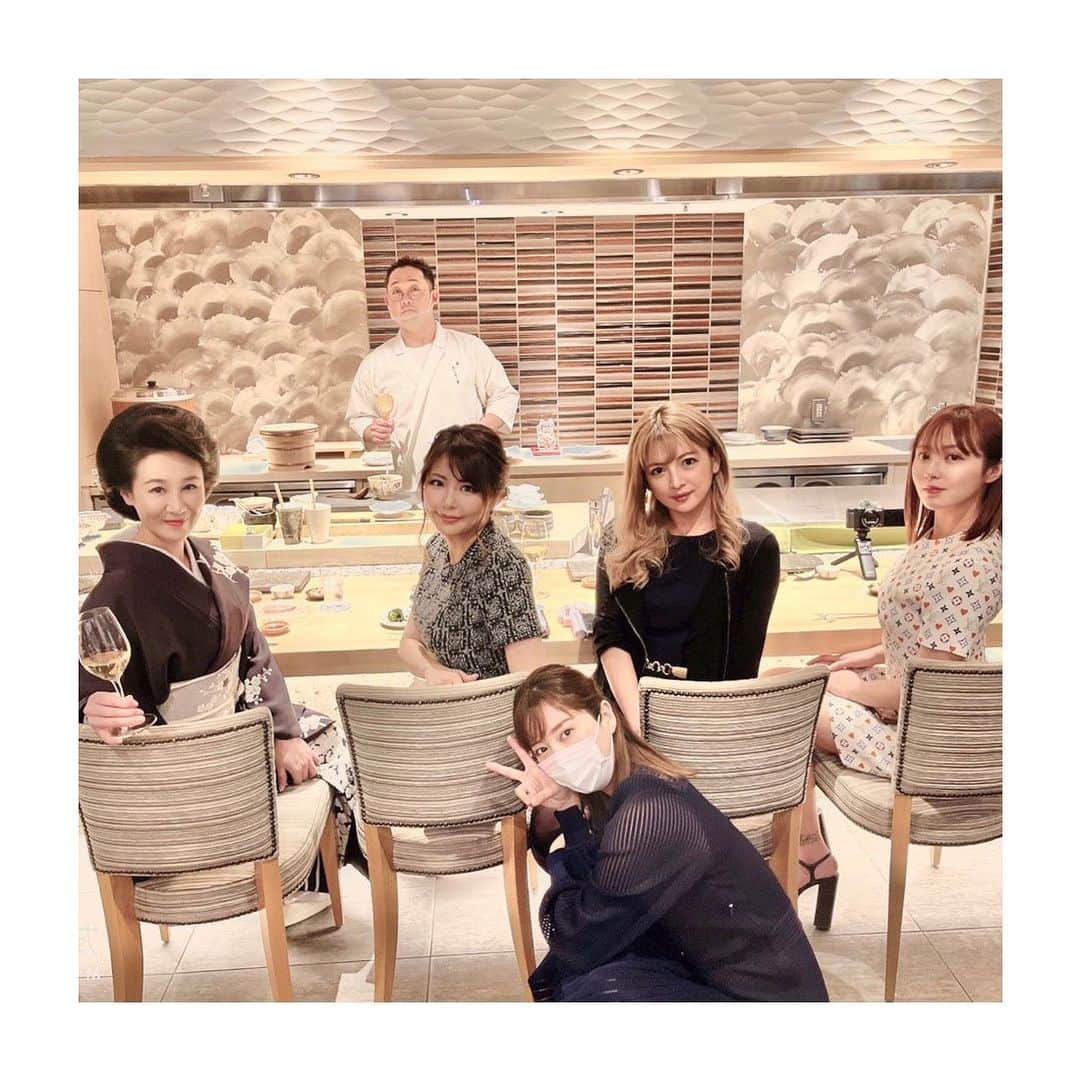 唐沢菜々江のインスタグラム：「銀座『鮨エンリケ』🍣 てんちむちゃん、彩花ゆいちゃん、あやぱんまんとお祝いに駆けつけました☺️🍾🥂✨  大将は千葉の名店【たかおか】で 修行を積まれた安倍さん😊  お店の上品な佇まいに身を委ねながら お寿司とシャンパン🥂ワイン🍷を 堪能させていただきました😌🍣✨ また是非お邪魔させてください🤗　❣️  オープンしたてですが すでに予約困難店ですので 皆さん御予約はお早めに😳❤️  撮影の時はフェイスガードを 外させていただいております☺️  *・。*゜・。・o゜・。*゜・。・o*゜・。*゜・。・  YouTube【銀座ななえチャンネル】では、 Instagramでお伝えしきれない 様々な情報を発信しています‼️ プロフィールのURLをタップしてね🤗‼️ @nanae.karasawa  *・。*゜・。・o゜・。*゜・。・o*゜・。*゜・。・  #鮨エンリケ #銀座一丁目 #予約困難店 #寿司 #たかおか #エンリケ #てんちむ #彩花ゆい #あやぱんまん #唐沢菜々江 #ななえママ #菜々江ママ #クラブななえ #銀座ななえ #nanae #銀座 #東京 #ginza #tokyo #youtube #ユーチューブ #銀座ななえチャンネル #youtuber#ユーチューバー #17 #17ライバー #イチナナ #youtubeコラボ #コラボ」