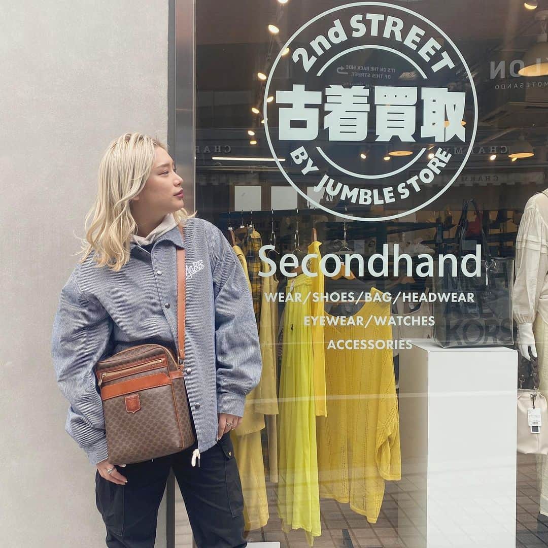acaneのインスタグラム：「・ 原宿のセカストに行ってきたよ〜🤤  今やったら買取金額が20%UP キャンペーン中らしい✌🏼❤︎  あかねもパンツと帽子3つ売ってきた🥰笑  #サスティナブル #セカストする #セカンドストリート #2ndstreet #pr」