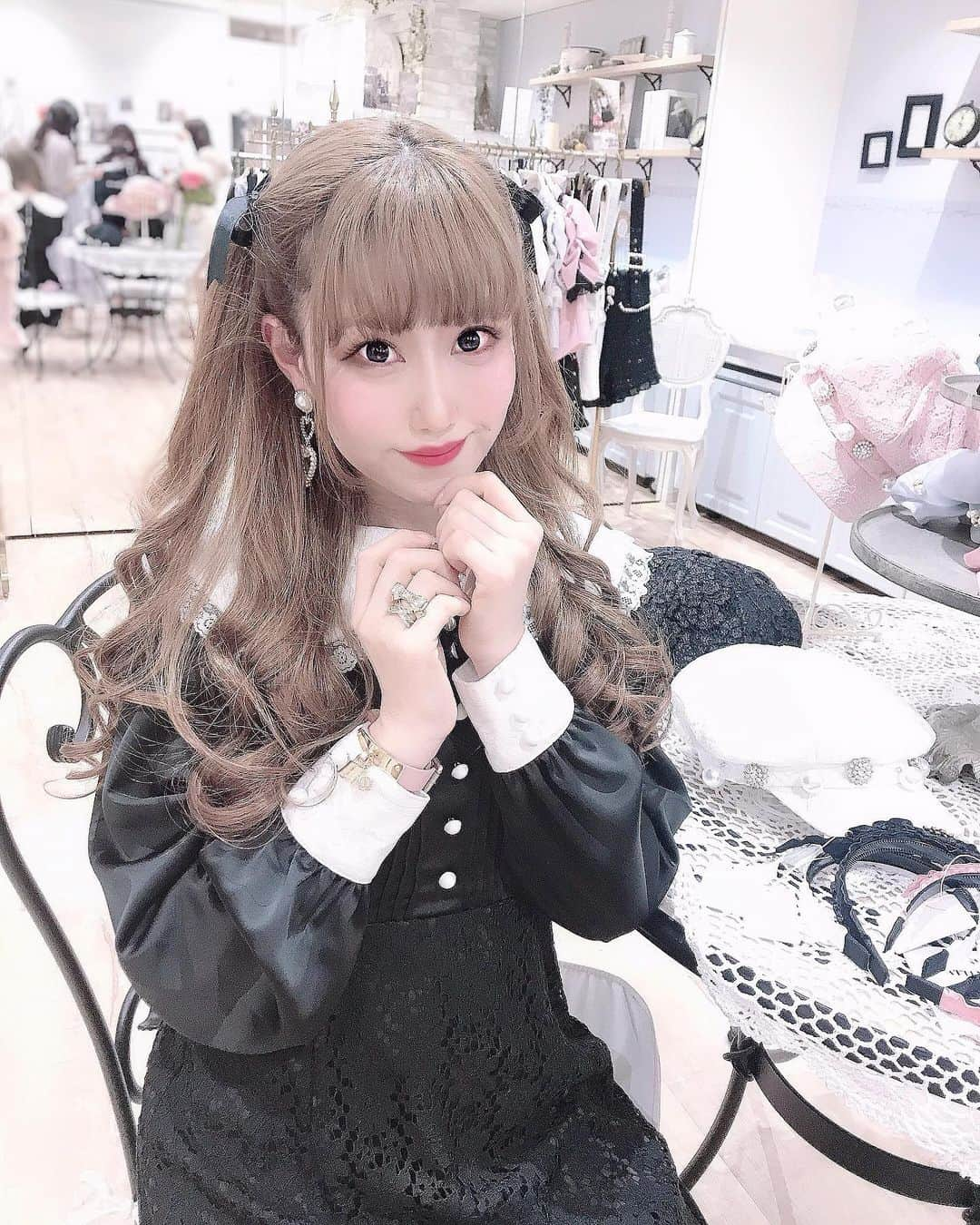 雨宮真梨子のインスタグラム：「﻿ ﻿ ﻿ ﻿ 𝐵𝑙𝑎𝑐𝑘‪‪❤︎‬﻿ ﻿ 明るい髪色に、黒色のお洋服🐰🖤﻿ ﻿ ﻿ ﻿ アクセサリーもいっぱい👸✨﻿ ゴールドのアクセサリーが好き‪𓂃 𓈒𓏸*꒱﻿ ﻿ ﻿ ﻿ ﻿ ﻿onepiece ‪‪❤︎‬ @swankiss_official  ring&bracelet ❤︎ @rosemarie_seoir ‬ pierce ‪‪❤︎‬ 海外のサイト ribbon‪‪ ❤︎ 手芸屋さん‬ ﻿ ﻿ ＼いいね・コメント・フォローお願いします♡ ／﻿ ﻿ #展示会 #アイドル #idol #アイドル好きと繋がりたい #fashionblogger #fashionista #fashion #おしゃれさんと繋がりたい #お洒落さんと繋がりたい #おしゃれ #ブラックコーデ #ヘアアレンジ #量産型ヲタク #量産型コーデ #量産型 #地雷女 #instagram #instagramers #いいね返し #いいねした人で気になった人フォロー #量産型になりきれないヲタク #rosemarieseoir #swankiss #スワンキス #他撮り #自撮り #自撮り女子 #likeforlikes #likeforfollow #followｍe」