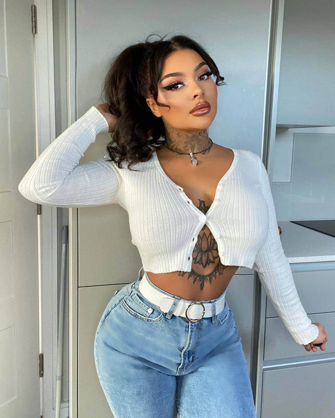 SHEINのインスタグラム：「Can't get enough of this classic look! 🤍👖 @lina_dasilvax @sintillatetalent  Shop Item #: 1432422, 1974160, 2016630  #SHEINgals #SHEINstyle #SHEINSS21 #outfitinspiration」