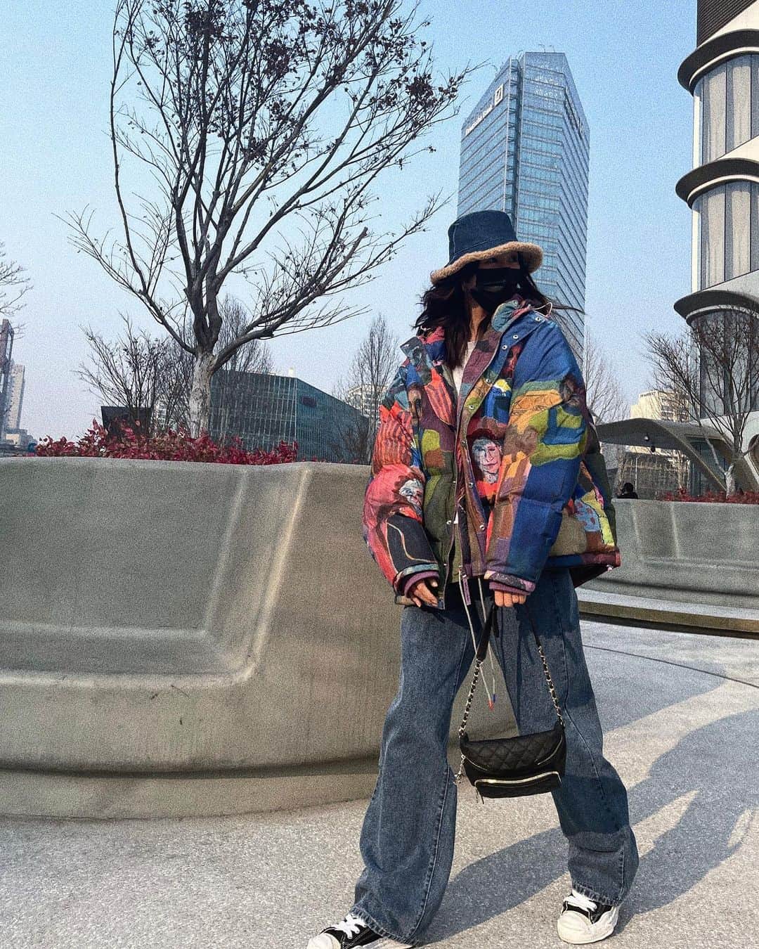 リウ・ウェンのインスタグラム：「Stepping into the weekend with color 🌈」