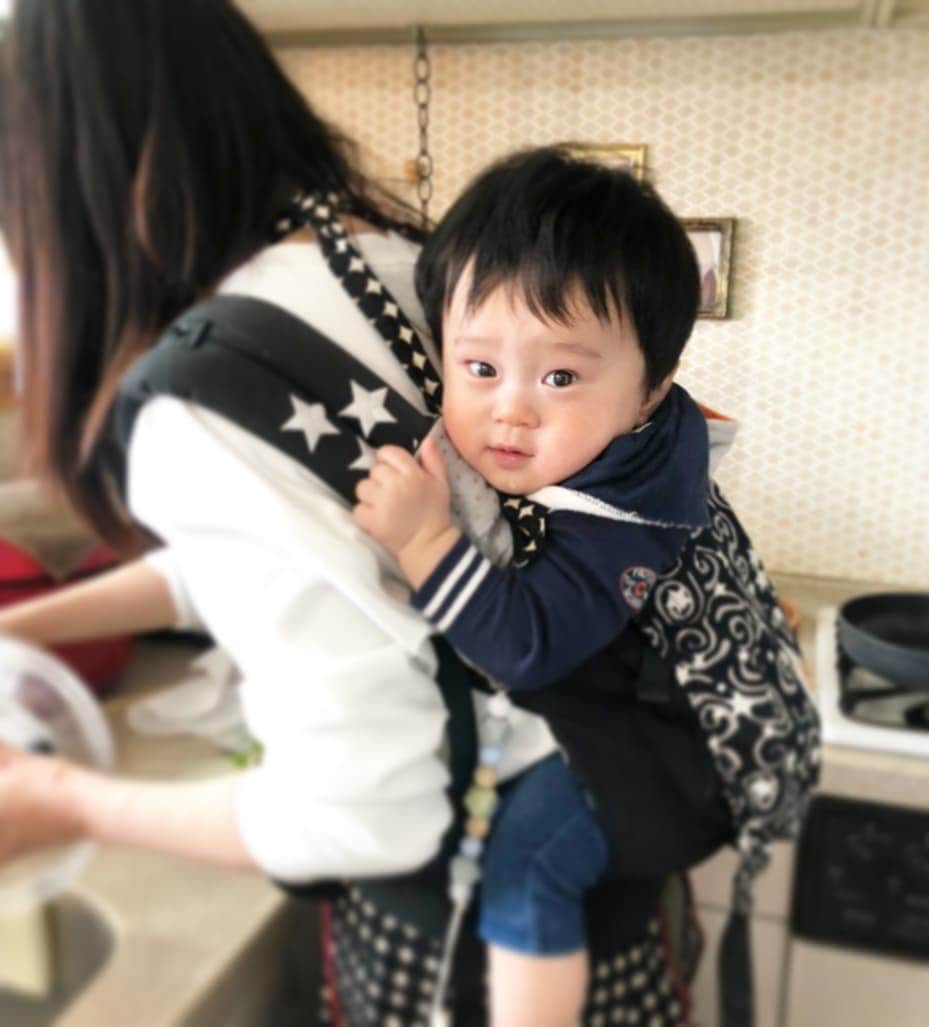 のインスタグラム：「* 2021.02.26 #母と息子  昨日、友人にご飯作っている時の 息子のポジション。 このままお昼寝😴💤 めっちゃ、カメラ目線。 9キロ、なかなか重し…🥺💓!! . 今日はオートミールクッキー🍪と、 オートミールと 👨が摂取せず残っているプロテインで プロテインバー作り。 ザクザクで美味しい！ 自分の好みの味や 食感になるまで改良したいな✨ * * * *」