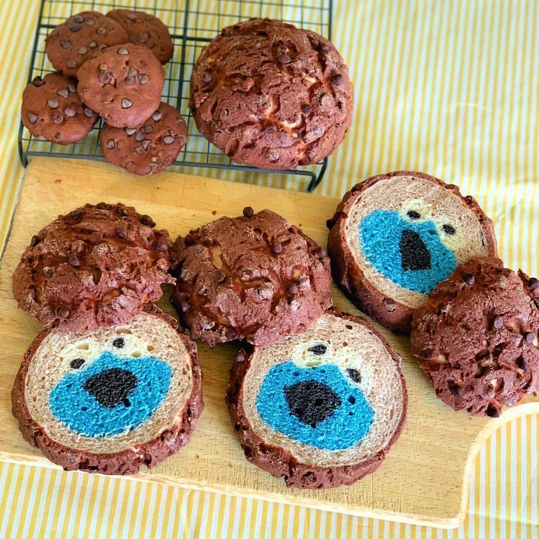 Ranさんのインスタグラム写真 - (RanInstagram)「. . . Chocolate chip cookie BREAD!  With Cookie Monster!🍪💕 . . . ザクザク食感の チョコチップクッキーの メロンパン♩  少々おまぬけ顔なクッキーモンスター😁💕  . . . . . #bread #cookies #baker #bakery #chocolate #sweets #chocochipcookies  #breakfast #chocolatecake #cookiemonster #sesamestreet #リナブルー  #パン #手作りパン #イラストパン #クッキーモンスター #セサミストリート #キャラパン #メロンパン #チョコチップクッキー #手作りお菓子 #手作りクッキー #三星刃物 #菓子パン #断面 #cotta #パン教室 #konel #チョコレートケーキ #キャラフード」2月26日 22時15分 - konel_bread