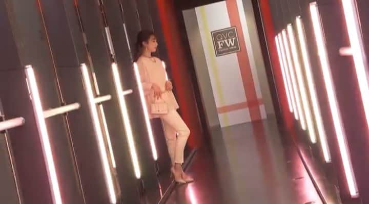 崎本ゆかりのインスタグラム：「QVC FW 今週はfashion week 明日明後日は fashion dayです！ 私はまた明後日出演します。楽しみだなぁ☻*  📹 モニターがなくてドキドキしたよ😶笑 #qvcjapan#tvshow#fashionweek#fashionday#event#spring#model#memories#QVCジャパン#モデル#ファッション#春#ファッションウィーク#テレビ#お仕事」