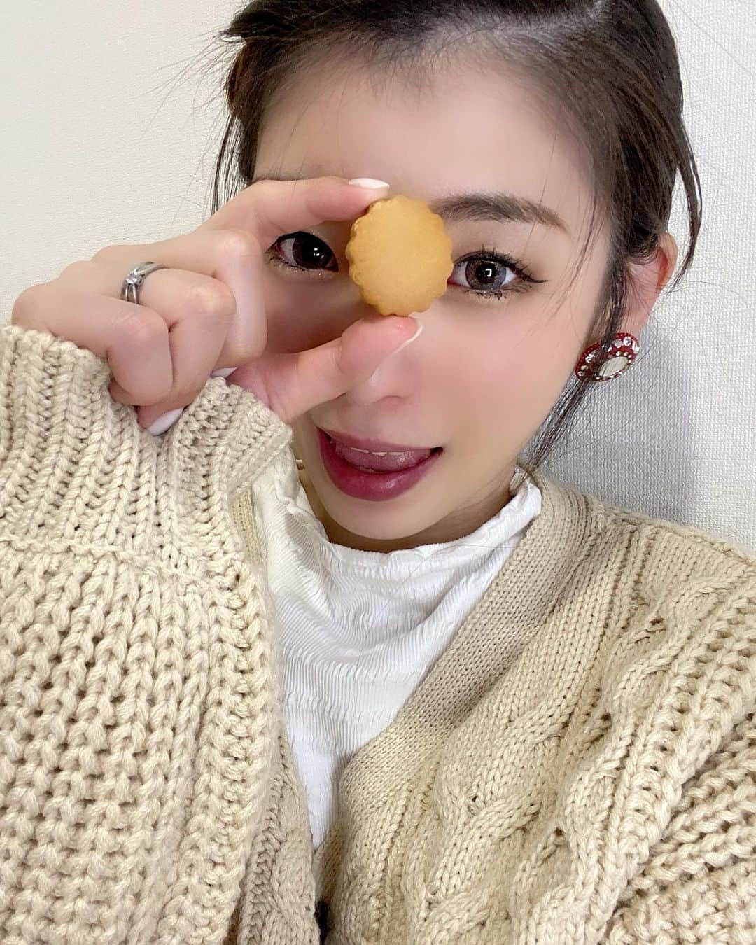 薬師寺美菜子のインスタグラム：「▷▶ . なぬっ。 この前の投稿が消えておるぞ。 . これはこの前あすみさん(@asm.__.1 )が作った ヴィーガンクッキー❤️❤️ . 私は完全なヴィーガンではないけど 2､3年前からヴィーガンについていろいろ調べてて 週に2､3回ヴィーガンday作ってたんやけど 今年に入ってから4､5回に増やしたり 自分で出来る範囲で動物を食すことをやめたの☺️ . ヒトも動物もお互い幸せになることが1番ね❤️ . 私もヴィーガンスイーツ作ってみよー😍 . . #vegan#ヴィーガン#ヴィーガンスイーツ」