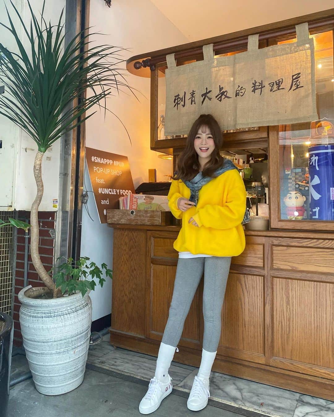 徐薇涵（Wei Han Xu）のインスタグラム：「蛋黃哥穿搭🥚 謝謝貼心小嘉還幫我拉內襯 這條內搭褲有夠舒適又修身 修飾了女生大腿側邊的線條 保暖又顯瘦🥺 這個冬天就穿他趴趴走🦵🏻 👖  @anotherplanet_official」