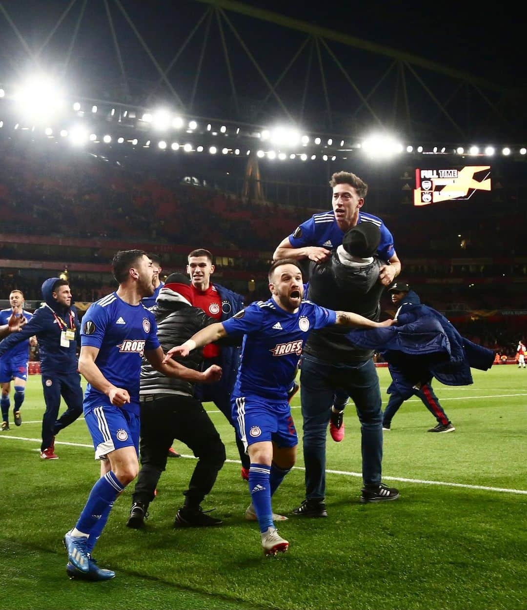 マテュー・ヴァルブエナさんのインスタグラム写真 - (マテュー・ヴァルブエナInstagram)「Arsenal again in @europaleague! We will give our best to bring back great 𝒎𝒆𝒎𝒐𝒓𝒊𝒆𝒔... 👊 🔴⚪️ #UEL」2月26日 22時24分 - mv28_officiel