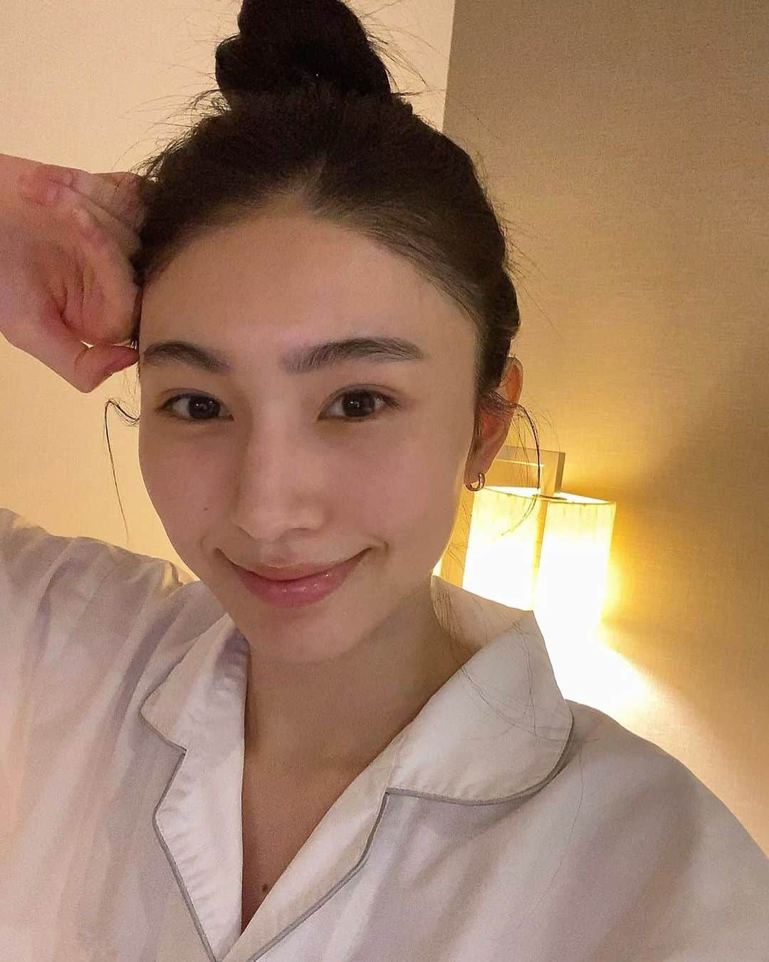 西村円花のインスタグラム：「🧖🏻‍♀️🧖🏻‍♀️🧖🏻‍♀️ ・ ・ ・ 眉毛のアートメイクとマツエクとかマツパはしてますかってよくきかれるんだけど、どっちもなんもしてないです💭 メイク落とすとまつ毛まっすぐだよー👁」