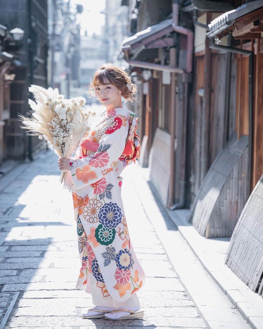 のインスタグラム：「in Kyoto🤍🤍🤍﻿ ﻿ ﻿ 📸: @kojikawata_studiozero  💄: @mizuki._.studiozero  ﻿ ﻿ #振袖#振袖撮影#前撮り#前撮り撮影#振袖ヘア#卒業式ヘア#ヘアアレンジ」