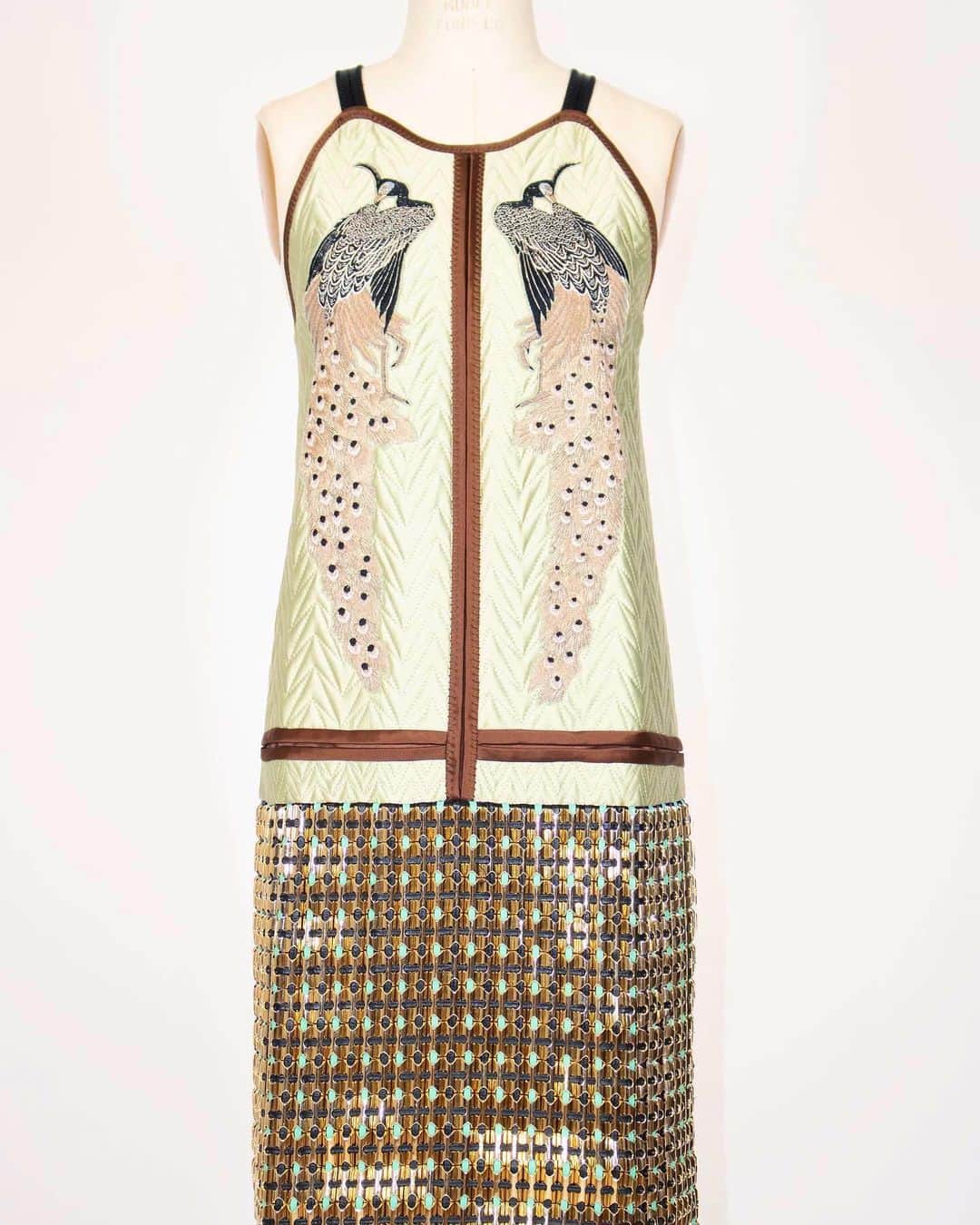 プロエンザスクーラーのインスタグラム：「Proenza Schouler Archive: Fall Winter 2012, Look 35 A satin quilted bodice featuring a silk and metallic thread-work peacock embroidery. Gold varnished custom beaded skirt, strung by hand with leather. #proenzaschouler #proenzaschoulerarchive」