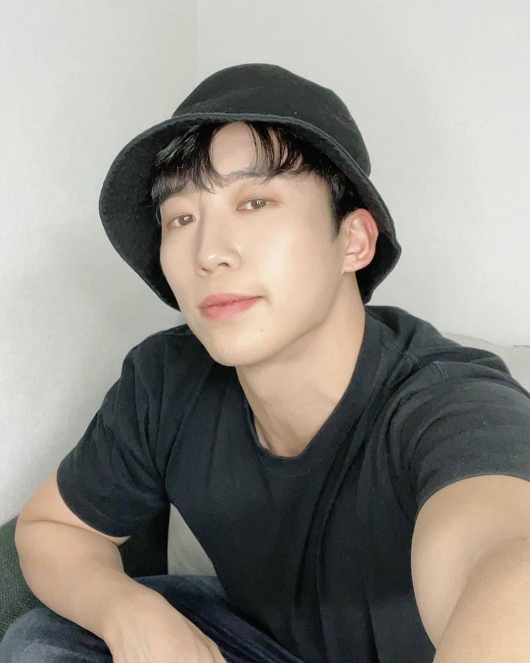 フンのインスタグラム：「🎩쓴거~🎩안쓴거~>_< ㅋ 今日もありがとうございました! 오늘도 감사했습니다! goodnight Kissme~😍」