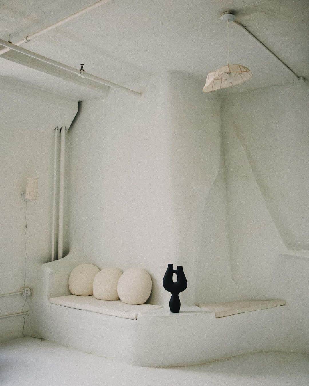 C E R E A Lさんのインスタグラム写真 - (C E R E A LInstagram)「“Being in the JB Blunk house had a profound effect on me; it was the first time I had seen Blunk’s work in person and I really connected with it. It has made me want to shift my focus to natural materials and a more organic way of working.” Simone Bodmer-Turner.  In conversation with Cereal, Mariah Nielson and Simone Bodmer-Turner discuss their collaboration on the Muse Earrings.  📷: @sharonradisch 🖊: @alicemcavanagh   Read the full interview via the link in bio.  #permanentcollection #simonebodmerturner」2月26日 22時30分 - cerealmag