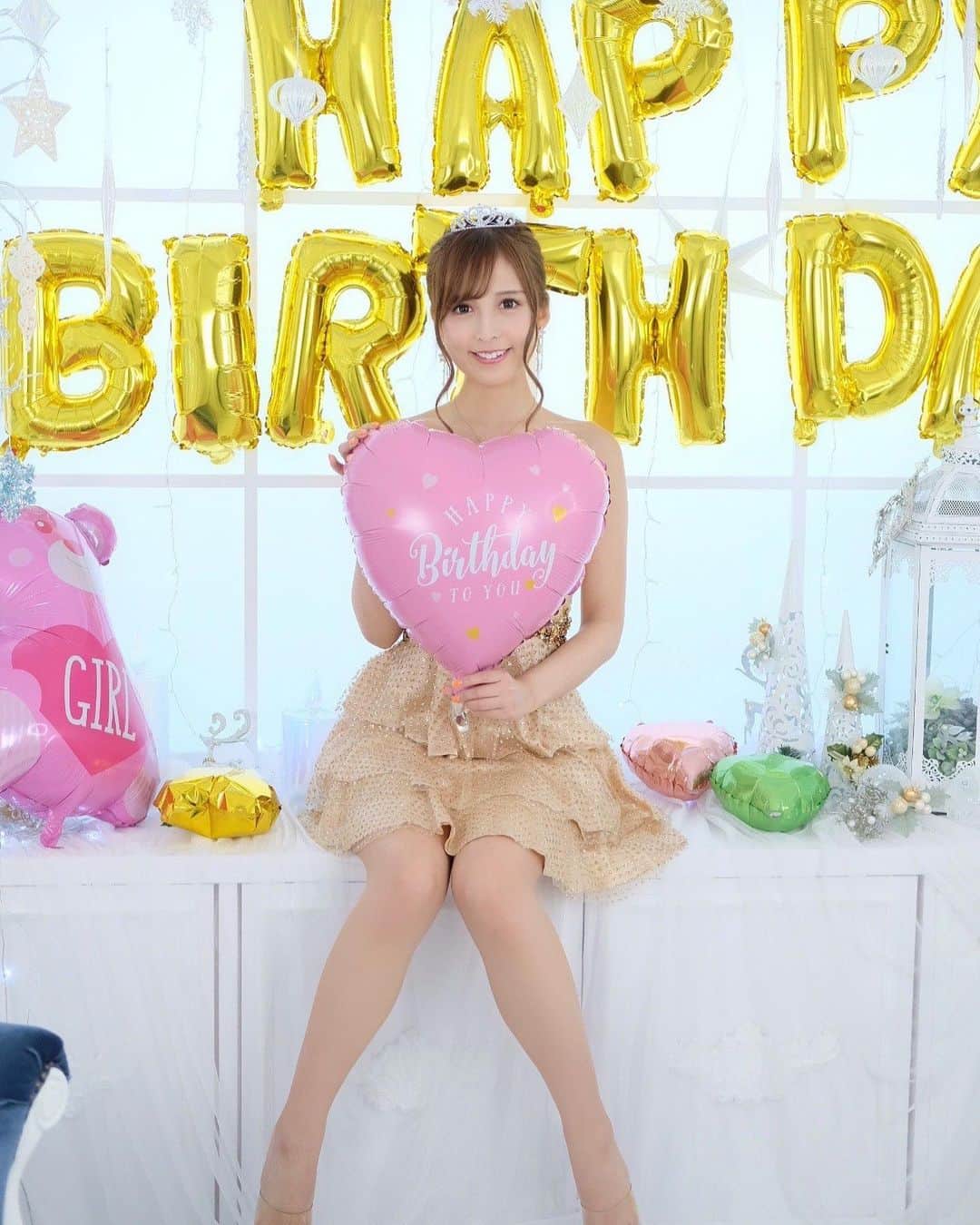 葵井えりかのインスタグラム：「2月ブログ❶更新っ💝 読んでね〜(〃ω〃) . お誕生日に合わせたリクサツのお写真✨ サロンドアーツさんで、可愛いすぎる空間を作ってもらいました(*´Д｀*) #portrait #dress #葵井えりか」