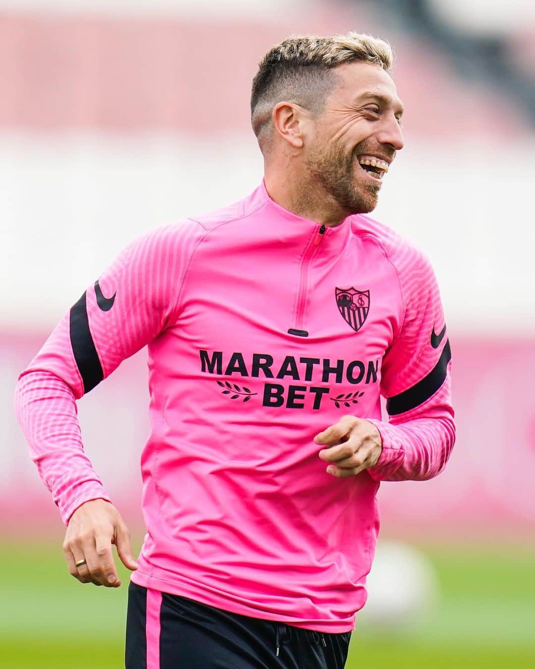セビージャFCのインスタグラム：「𝔼𝕟𝕛𝕠𝕪 𝕥𝕙𝕖 𝕞𝕠𝕞𝕖𝕟𝕥 ‼️😁  #happyweekend #friday #training #soccer #sevillafc」