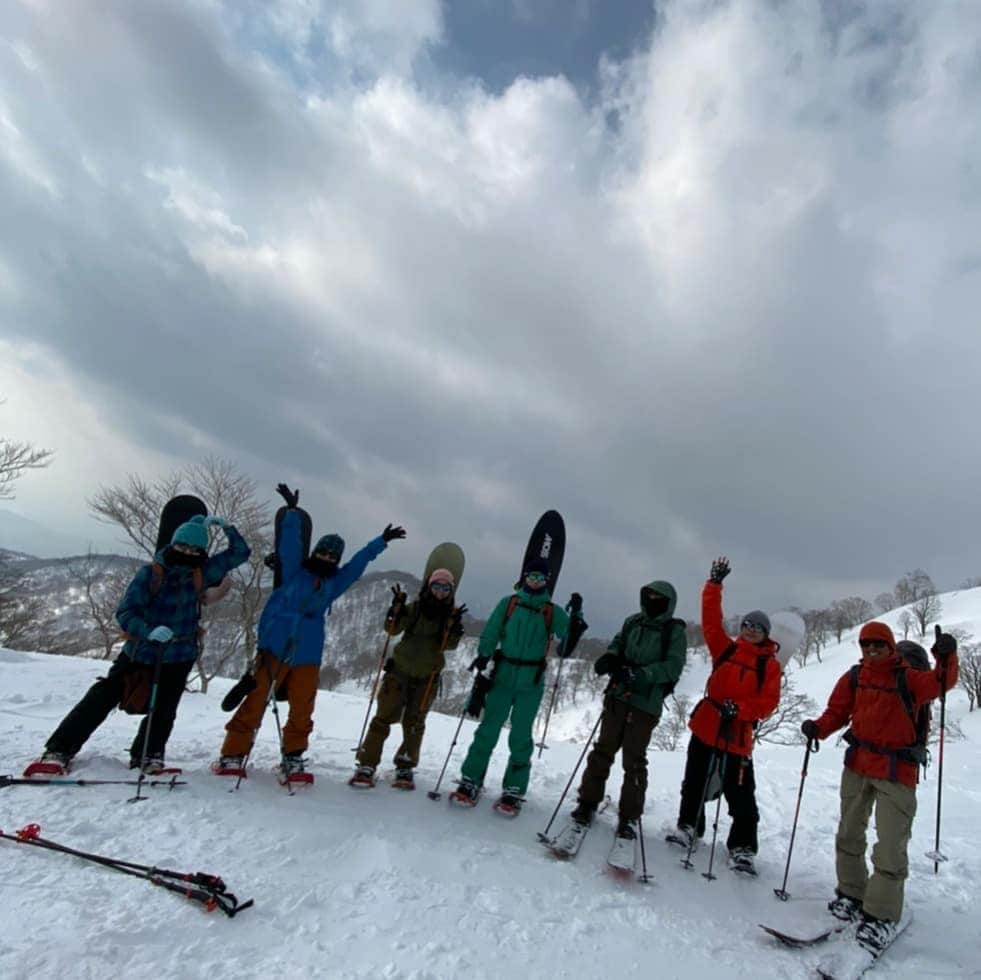 杉田芳尚のインスタグラム：「・  ・  あかん。  毎週雪の上で仕事してるのに、あっという間に10日以上滑れてない…。  みんなが楽しそうに滑ってるのを見てるだけ…。  禁断症状でてきます…。  今シーズン、新たな経験を増やしてるので、思い出して薬にします…。  @bccaravan @proshopbells  #snowboarding #coalheadwear #shredoptics #sabereyewear #volcomsnow #transitionequipment #deeluxeboots #unionbinding #capitasnowboar #burton #proshopbells #早く雪の上に戻りたい！」