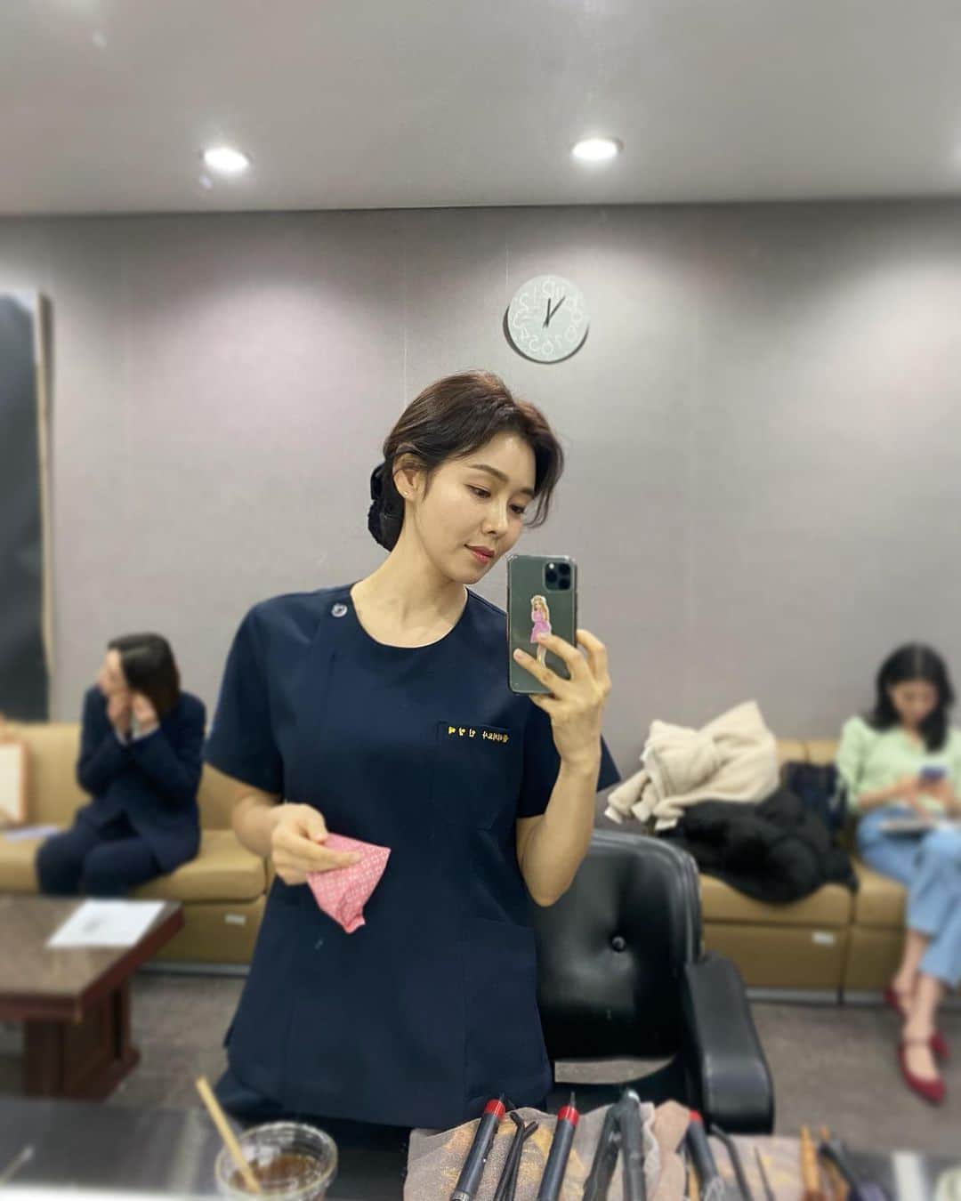 パク・タミのインスタグラム：「- 정형외과에서 일하고 있어요. 인선생은 나름 숙련된 물리치료사랍니다😆  3월 29일 첫방송이예요~」