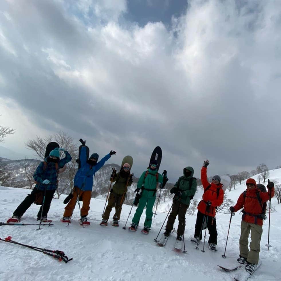 杉田芳尚さんのインスタグラム写真 - (杉田芳尚Instagram)「・  ・  あかん。  毎週雪の上で仕事してるのに、あっという間に10日以上滑れてない…。  みんなが楽しそうに滑ってるのを見てるだけ…。  禁断症状でてきます…。  今シーズン、新たな経験を増やしてるので、思い出して薬にします…。  @bccaravan @proshopbells  #snowboarding #coalheadwear #shredoptics #sabereyewear #volcomsnow #transitionequipment #deeluxeboots #unionbinding #capitasnowboar #burton #proshopbells #早く雪の上に戻りたい！」2月26日 22時43分 - yoshihisasugita