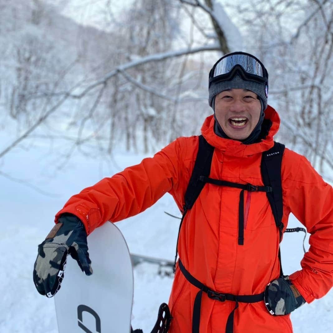 杉田芳尚さんのインスタグラム写真 - (杉田芳尚Instagram)「・  ・  あかん。  毎週雪の上で仕事してるのに、あっという間に10日以上滑れてない…。  みんなが楽しそうに滑ってるのを見てるだけ…。  禁断症状でてきます…。  今シーズン、新たな経験を増やしてるので、思い出して薬にします…。  @bccaravan @proshopbells  #snowboarding #coalheadwear #shredoptics #sabereyewear #volcomsnow #transitionequipment #deeluxeboots #unionbinding #capitasnowboar #burton #proshopbells #早く雪の上に戻りたい！」2月26日 22時43分 - yoshihisasugita