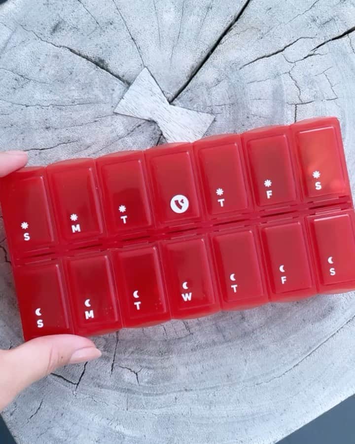 ロー・ボスワースのインスタグラム：「My best tip for how to stay on track: get a vitamin organizer. The daily ritual will help you stay focused on practicing other healthy habits as well. This cherry red cutie comes free with all @lovewellness subscriptions (which are 25% off right now btw). Happy Friday!」