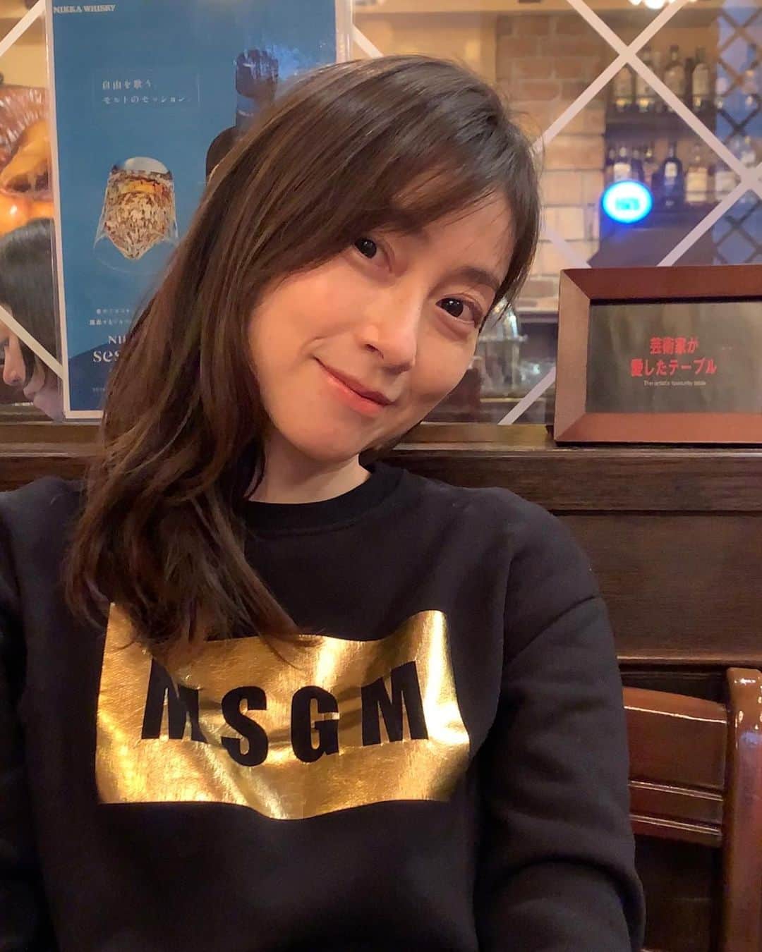 小橋めぐみのインスタグラム：「座った席の後ろに 「芸術家が愛したテーブル」というフレームが置いてあって。 どなたですか？とお店の方にお聞きしたら、「岡本太郎です」と教えて頂きました。思わずテーブルをすりすり。  先日延期になりました、 女優で楽しむ #METライブビューイング 改めまして、いよいよ明日です。 楽しいひと時をご一緒できますように🎶 2021/2/27（土）19:00-20:30 詳細はプロフィールのリンクから飛べます🕊 #metライブビューイング」