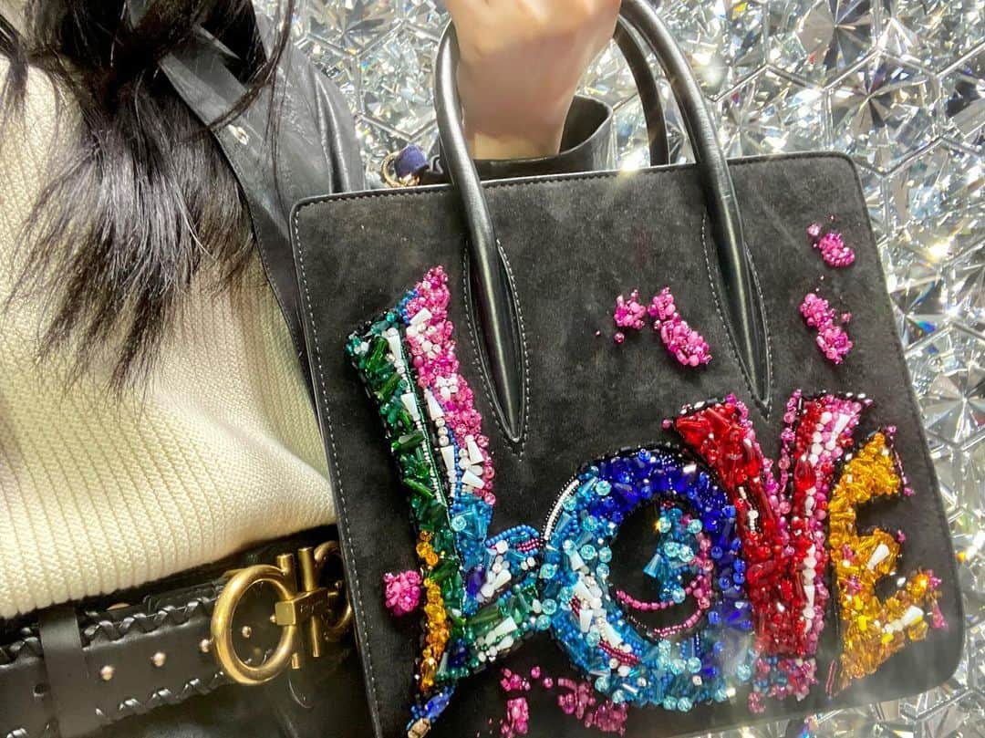 天野真彩のインスタグラム：「. クリスチャンルブタンのバッグ可愛すぎる🥰😚 値段は可愛くないけど🥶😨   #christianlouboutin  #ferragamo  #クリスチャンルブタン  #フェラガモ  #love」