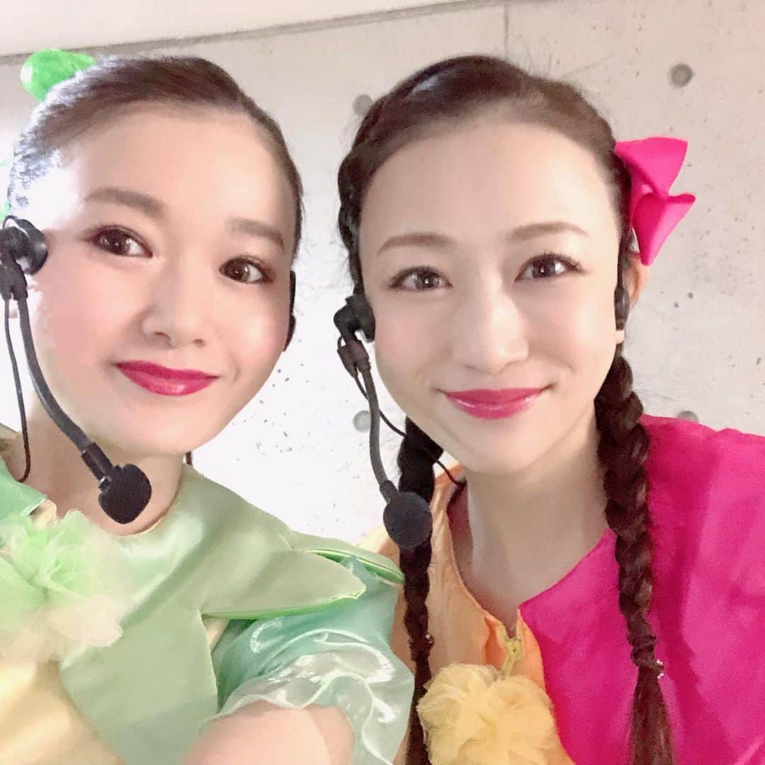 妃乃あんじさんのインスタグラム写真 - (妃乃あんじInstagram)「沖縄公演行ってきました！ #美咲特別支援学校  といって沖縄市にある障害をお持ちの子どもたちが通う学校で、私は数年前からこの学校のご支援をさせて頂いております。  資金的にも毎年は行けてないけど今回で3回目になります！  今回は中学部の生徒たちに、 #なりきりステージ　の【たべものとふしぎなだいぼうけん】という食品ロス防止をテーマにしたオリジナル作品と、#huuugrevuestage  といって歌のショーをお届けしました。  ここの子どもたちはこういったミュージカルやステージを体験する機会が少ないと聞き、子どもたちが自由に観劇&参加できる、言わば何でもオッケーな観劇スタイルでのびのびと楽しみながら体験をしてもらいたいという思いで活動しています。  でも面白いことにこの学校での活動は、毎回私たちの方が何かとても大切なことに気づかせてくれるのです。 それがこの子たちの持っているパワーだと知っているから、またここに来たくなるのです。  今回も、このなりきりステージの作品の後の給食でいつもはピーマンとにんじんが食べれなかった子が全部綺麗に食べたと聞き、みんなで感動しました！  また、普段静かに見れない子達がショーでは静かに舞台に釘付けになって観てくれていたこと、 涙を流しながら観てくれていた子もいたそうです。 そして、普段拍手ができない子が一生懸命拍手をしていてくれたこと、、、本当に嬉しくて、、私が本当にやりたい芯の部分が、この子たちを通して教えてくれていると感じるのです。  そしてまた細々とでも続けていこうと勇気をくれるのです。  今回はよっしー以外みんな沖縄公演は初めてのHuuugの大切なメンバー！ またまた怒涛の時間でしが、とても心に残る宝物の時間になりました。  緊急事態宣言が出ている中でしたが、子どもたちに宝物になる経験をさせたいとご尽力くださった先生方には本当に感謝。 そして、この子どもたち全員にタオルハンカチのプレゼントのご協賛を下さった　#株式会社サンリオ　様にはいつも本当に感謝です。  沖縄は大切な場所。 また来年も行けるように目標持ってコロナ禍でも前のめりに頑張ります！  #Huuug #元タカラジェンヌ #沢希理寿　ちゃん #妃白ゆあ　ちゃん #真愛涼歌　ちゃん #煌海ルイセ　ちゃん #妃乃あんじ　 #りょん兄」2月26日 22時41分 - ange_hino