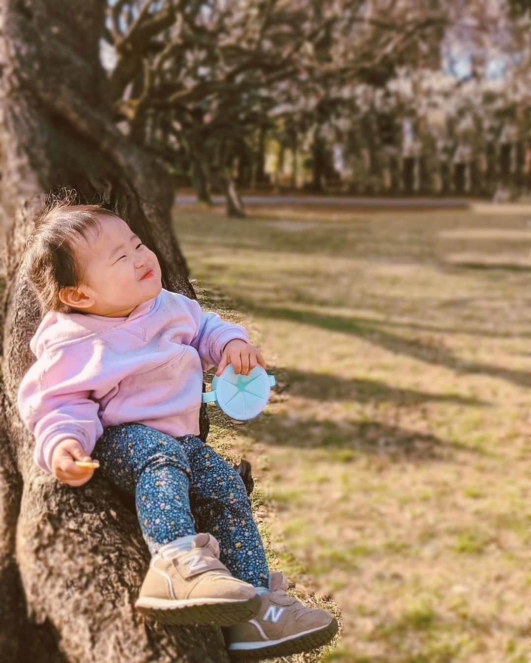来夏のインスタグラム：「#💓 仕事が終わって家に帰ると 満面の笑みで ぽんぽんぽんっ と私の脚を両手で包んでくれて ハグしてくれる🥺🥺🥺 疲れがふっ飛ぶとはこの事か！と✨  そのあとの寝かしつけも へっちゃらさ☀️  笑顔は世界を救う🌏ってやつだね😆  休みの日はいっぱい遊ぼう❤️  私を成長させてくれている👍🏽 ありがとう〜🥰  #寝る前の感謝 #bigsmile  #goodnight #1歳2ヶ月 #1year2months  #女の子ママ」