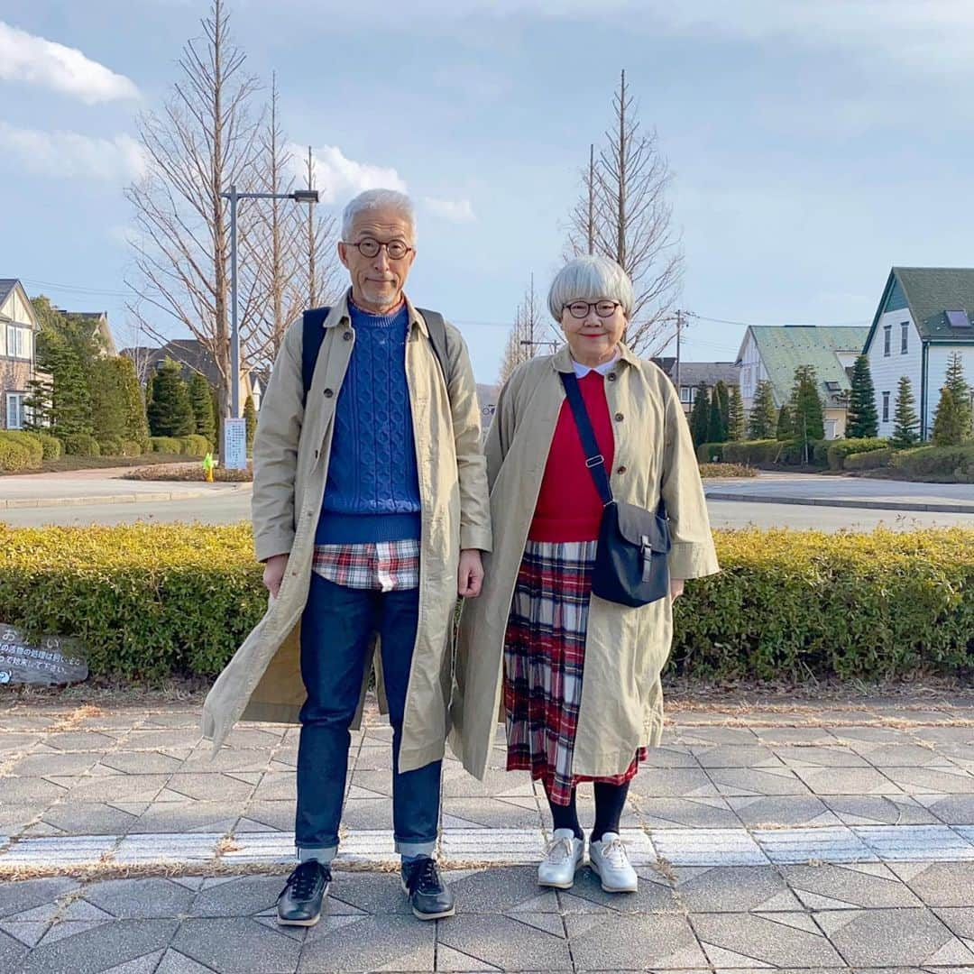 bon ponさんのインスタグラム写真 - (bon ponInstagram)「紫山公園と水の森公園へ散歩に出かけて来ました🚶‍♂️🚶‍♀️ お天気は良かったのですが、風が強くて寒かったので、早々に引きあげて仙台泉プレミアム・アウトレットへ。 結局何も買わずに、ぶらぶらとウインドーショッピングをしてきました。 ＊ 外は寒くても部屋の中はポカポカ☀️ 日中は暖房要らずです。 風ちゃんも日向ぼっこで気持ち良さそう😻 ＊ bon ・コート(Sunny Clouds) ・セーター(Sunny Clouds) ・シャツ(楽天) ・ジーンズ(UNIQLO) pon ・コート(Sunny Clouds) ・セーター(楽天) ・ブラウス(楽天) ・スカート(楽天) ・バッグ(agnès b. メルカリ) ＊ ＊ #紫山公園 #水の森公園 #夫婦 #60代 #ファッション #コーディネート #リンクコーデ #夫婦コーデ #グレイヘア #白髪 #共白髪 #couple #over60 #fashion #coordinate #instafashion #instagramjapan #greyhair #grayhair #bonpon #bonpon511」2月26日 22時47分 - bonpon511